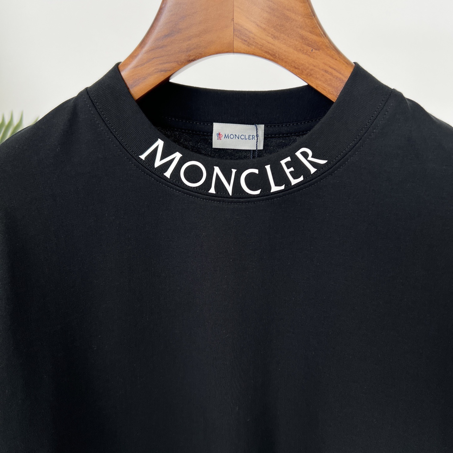 P90
蒙口 新款长袖 T 恤超好看！
胸口徽标 logo 高级胶印，简约又吸睛😎
休闲长袖，舒适自在
男女同款，一起轻松出街
赶紧穿上它，展现时尚魅力✨
颜色：黑、白、
码数：S-XL

👉

👉