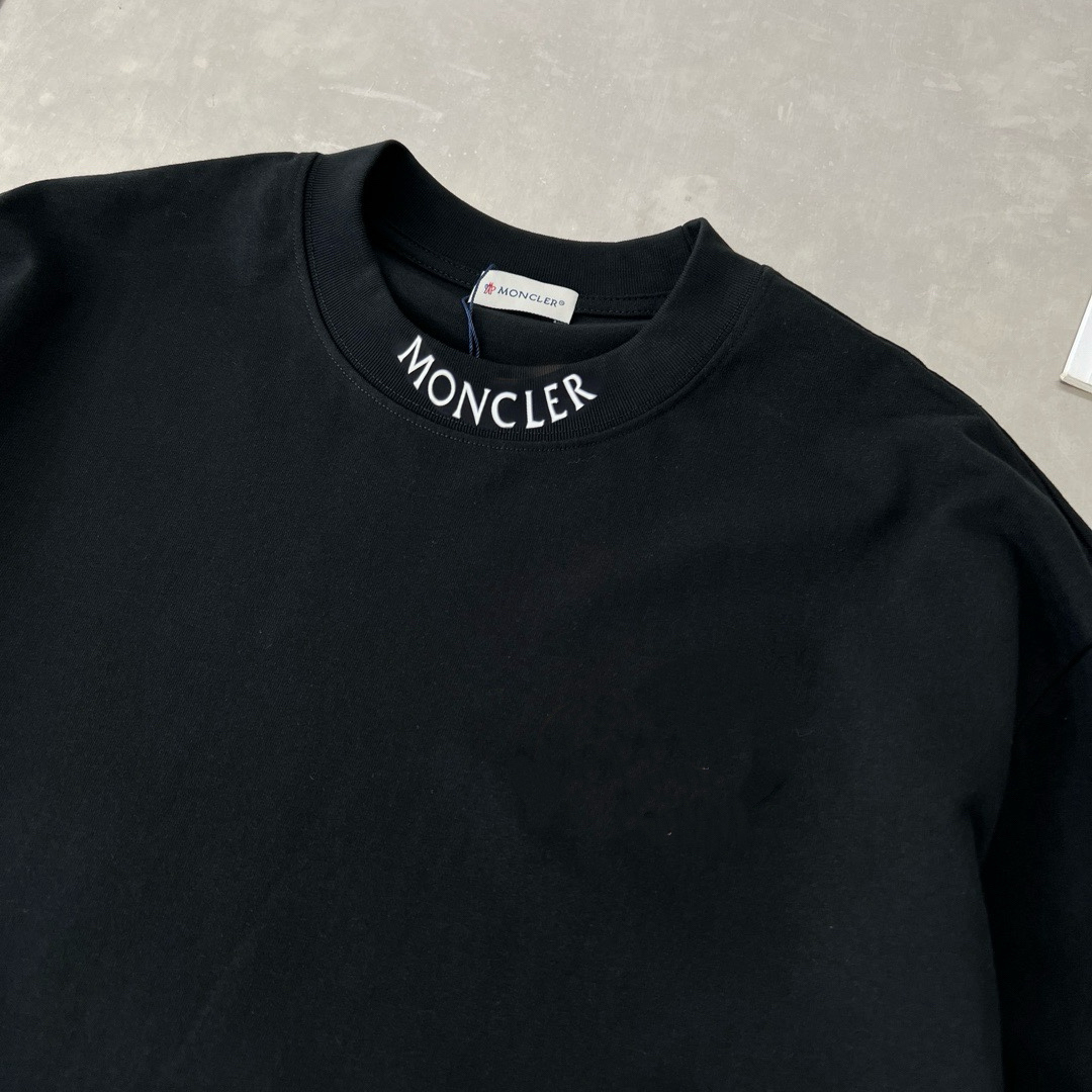 P90
蒙口 新款长袖 T 恤超好看！
胸口徽标 logo 高级胶印，简约又吸睛😎
休闲长袖，舒适自在
男女同款，一起轻松出街
赶紧穿上它，展现时尚魅力✨
颜色：黑、白、
码数：S-XL

👉

👉