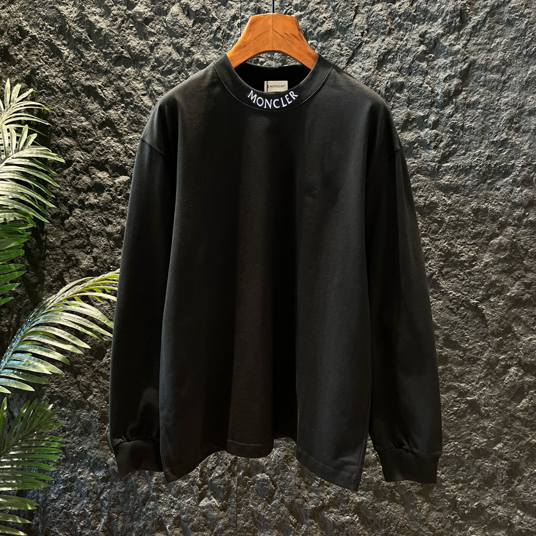 P90
蒙口 新款长袖 T 恤超好看！
胸口徽标 logo 高级胶印，简约又吸睛😎
休闲长袖，舒适自在
男女同款，一起轻松出街
赶紧穿上它，展现时尚魅力✨
颜色：黑、白、
码数：S-XL

👉

👉