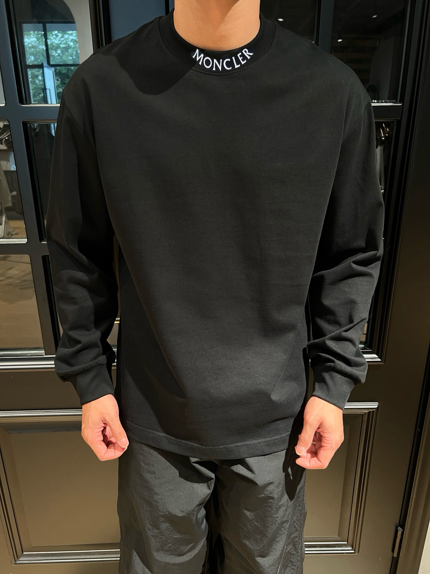 P90
蒙口 新款长袖 T 恤超好看！
胸口徽标 logo 高级胶印，简约又吸睛😎
休闲长袖，舒适自在
男女同款，一起轻松出街
赶紧穿上它，展现时尚魅力✨
颜色：黑、白、
码数：S-XL

👉

👉