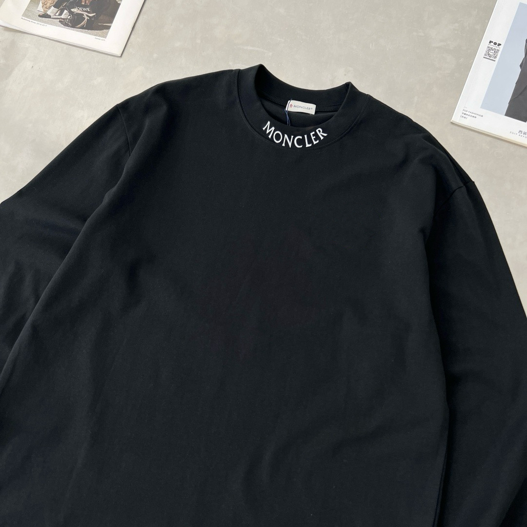 P90
蒙口 新款长袖 T 恤超好看！
胸口徽标 logo 高级胶印，简约又吸睛😎
休闲长袖，舒适自在
男女同款，一起轻松出街
赶紧穿上它，展现时尚魅力✨
颜色：黑、白、
码数：S-XL

👉

👉