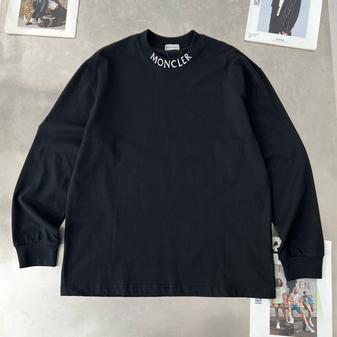 P90
蒙口 新款长袖 T 恤超好看！
胸口徽标 logo 高级胶印，简约又吸睛😎
休闲长袖，舒适自在
男女同款，一起轻松出街
赶紧穿上它，展现时尚魅力✨
颜色：黑、白、
码数：S-XL

👉

👉