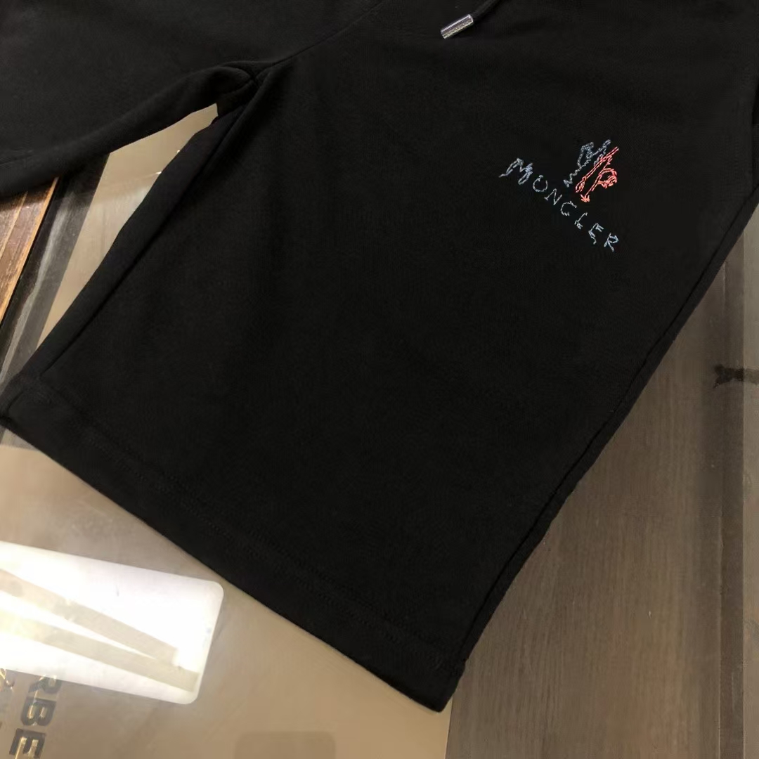 P120
蒙口 新款休闲刺绣短裤～ 品牌logo绣花图案 标志性刺绣工艺。定制卫衣毛圈棉面料，柔软舒适亲肤感极佳，吸汗透气！五金带有标志性logo！简约休闲款式打造休闲与个性兼备的时髦单品，大气且百搭，出街必备！！男女同款！！三标齐全！！
颜色：黑色 
尺码：S-XL（下单请报身高体重！）