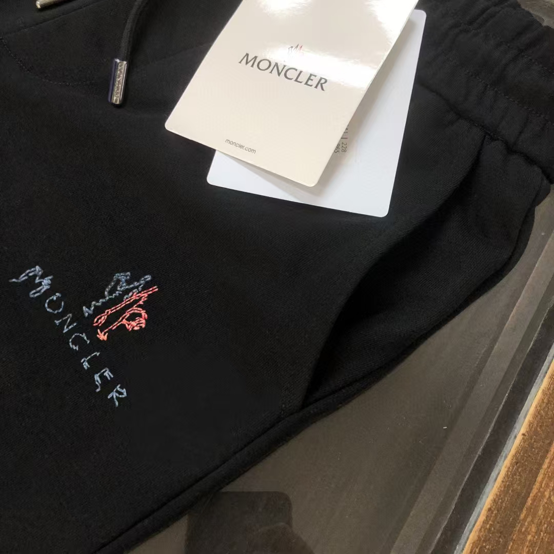 P120
蒙口 新款休闲刺绣短裤～ 品牌logo绣花图案 标志性刺绣工艺。定制卫衣毛圈棉面料，柔软舒适亲肤感极佳，吸汗透气！五金带有标志性logo！简约休闲款式打造休闲与个性兼备的时髦单品，大气且百搭，出街必备！！男女同款！！三标齐全！！
颜色：黑色 
尺码：S-XL（下单请报身高体重！）