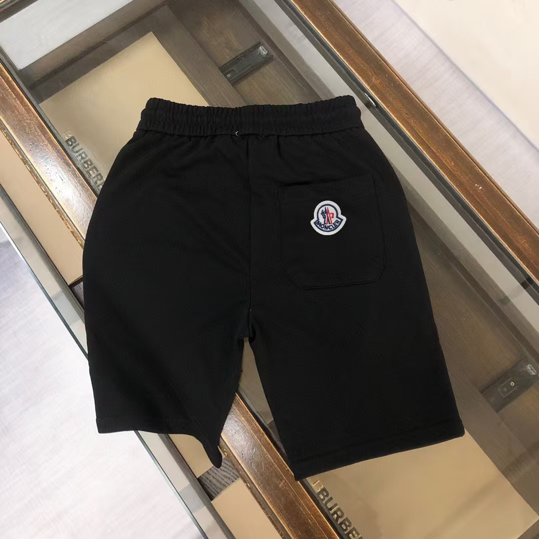 P120
蒙口 新款休闲刺绣短裤～ 品牌logo绣花图案 标志性刺绣工艺。定制卫衣毛圈棉面料，柔软舒适亲肤感极佳，吸汗透气！五金带有标志性logo！简约休闲款式打造休闲与个性兼备的时髦单品，大气且百搭，出街必备！！男女同款！！三标齐全！！
颜色：黑色 
尺码：S-XL（下单请报身高体重！）
