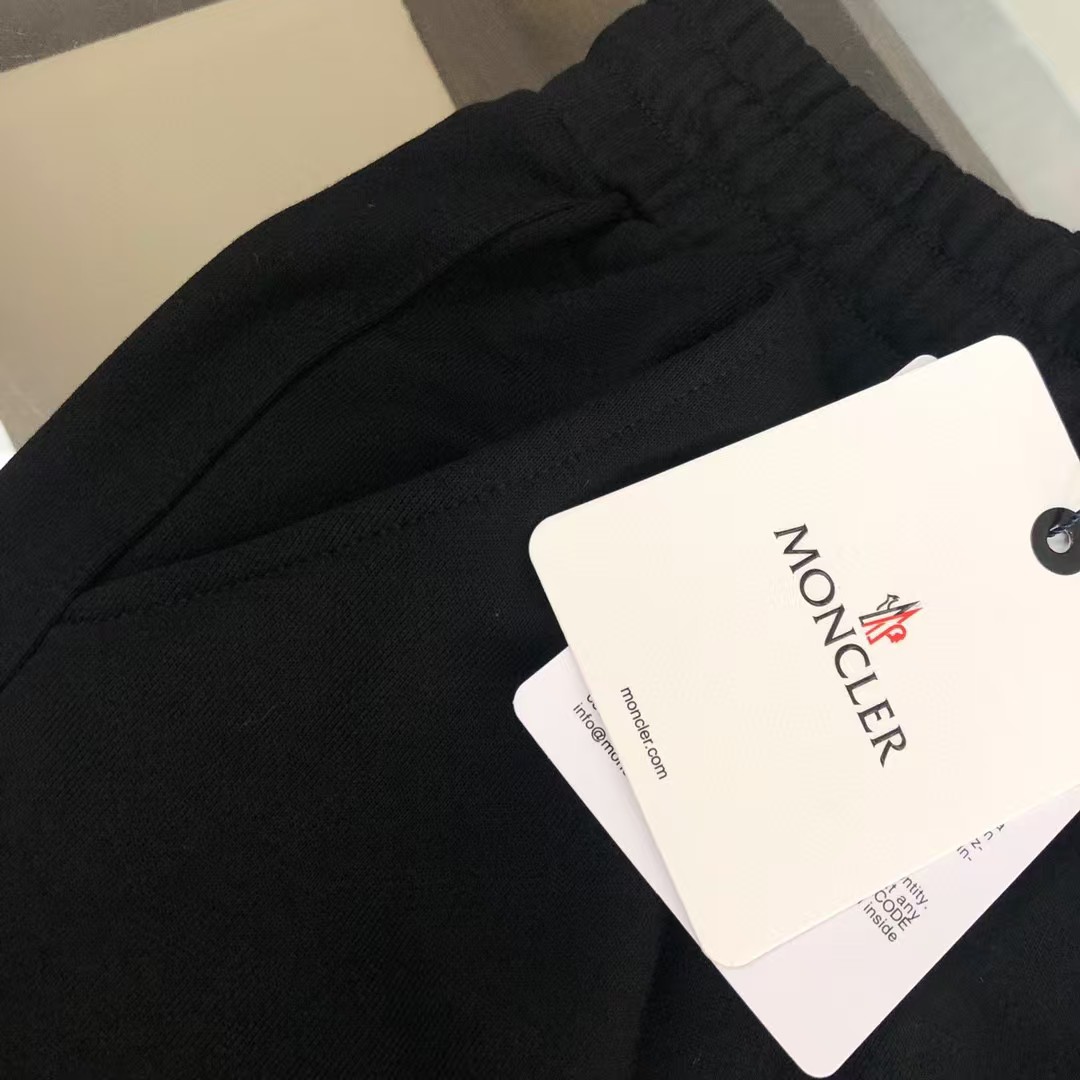 P120
蒙口 新款休闲刺绣短裤～ 品牌logo绣花图案 标志性刺绣工艺。定制卫衣毛圈棉面料，柔软舒适亲肤感极佳，吸汗透气！五金带有标志性logo！简约休闲款式打造休闲与个性兼备的时髦单品，大气且百搭，出街必备！！男女同款！！三标齐全！！
颜色：黑色 
尺码：S-XL（下单请报身高体重！）