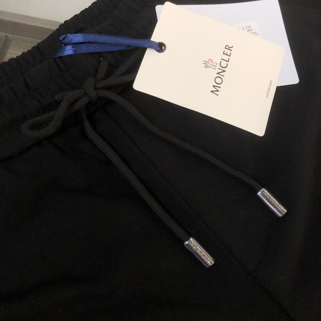P120
蒙口 新款休闲刺绣短裤～ 品牌logo绣花图案 标志性刺绣工艺。定制卫衣毛圈棉面料，柔软舒适亲肤感极佳，吸汗透气！五金带有标志性logo！简约休闲款式打造休闲与个性兼备的时髦单品，大气且百搭，出街必备！！男女同款！！三标齐全！！
颜色：黑色 
尺码：S-XL（下单请报身高体重！）