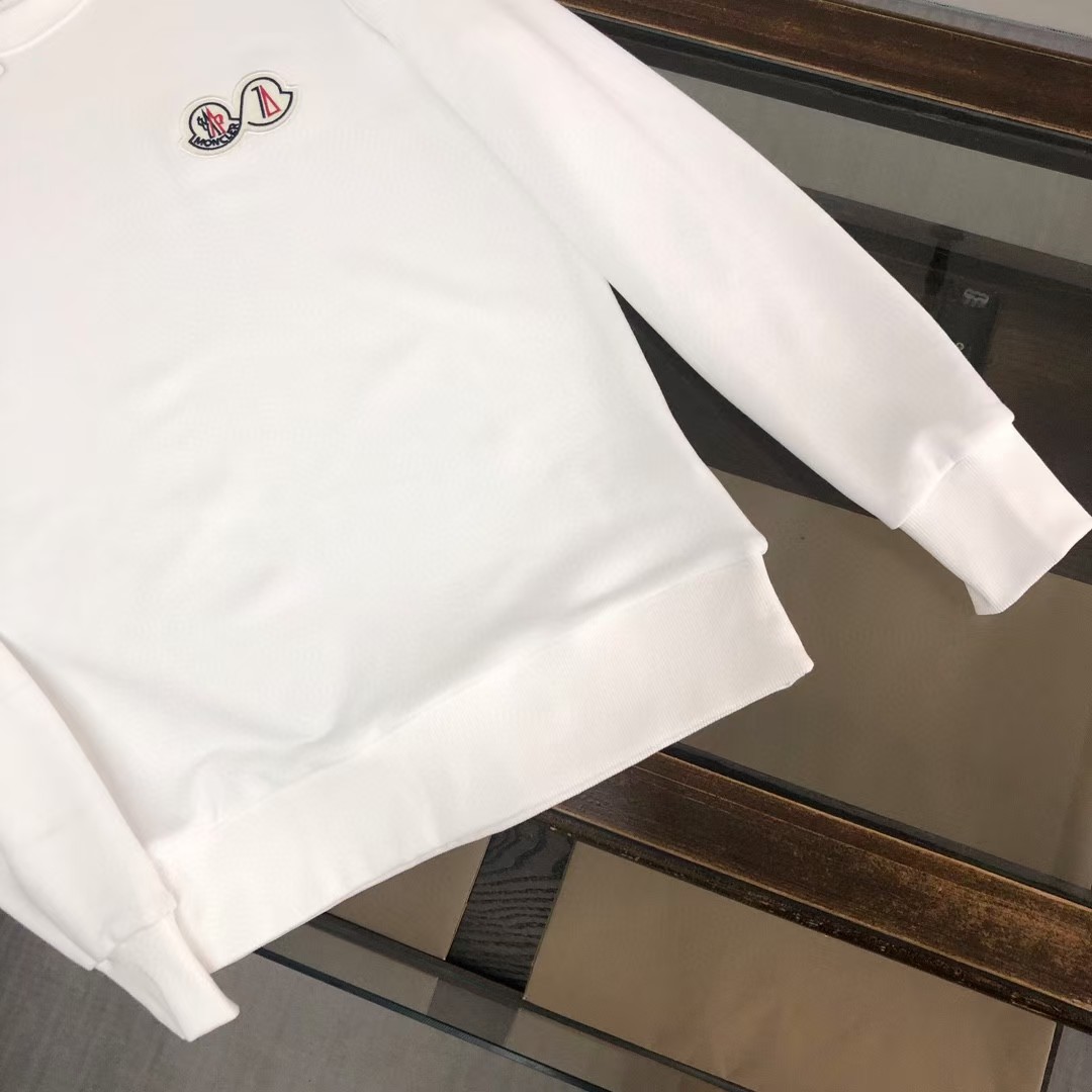 P130
MON*CLER 蒙口  最新圆领卫衣  品牌logo刺绣 放大🔍👀实拍刺绣细节 ⭐️  透气无手感 、秋冬长袖圆领卫衣，棉圈质舒适面料，为标准剪裁样式。工艺复杂精湛，设计细节到位，专柜级别精致车线，做工精细，上身效果超棒 ！！三标齐全！！男女同款🌟
颜色：黑色 
码数：S～XXL（下单请报身高体重！）
