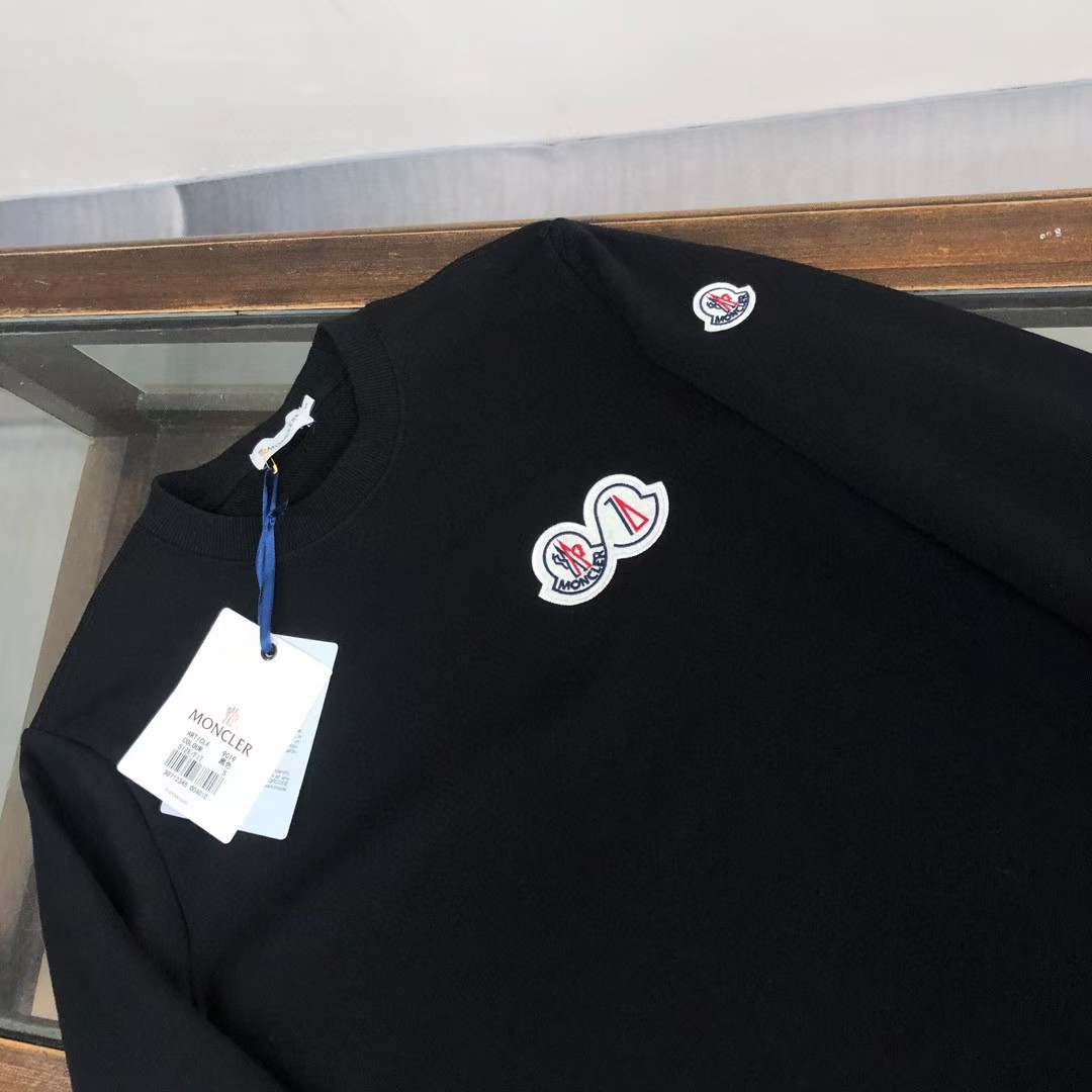 P130
MON*CLER 蒙口  最新圆领卫衣  品牌logo刺绣 放大🔍👀实拍刺绣细节 ⭐️  透气无手感 、秋冬长袖圆领卫衣，棉圈质舒适面料，为标准剪裁样式。工艺复杂精湛，设计细节到位，专柜级别精致车线，做工精细，上身效果超棒 ！！三标齐全！！男女同款🌟
颜色：黑色 
码数：S～XXL（下单请报身高体重！）
