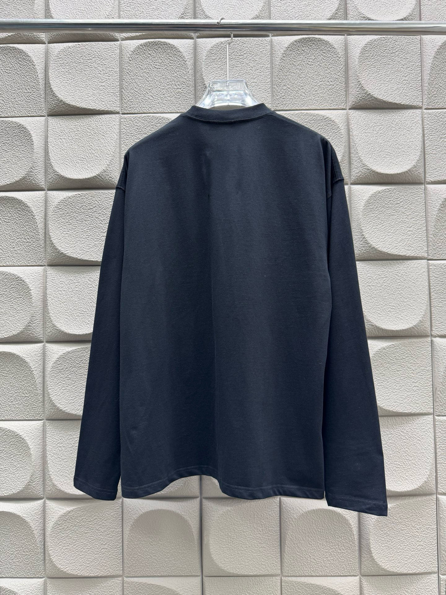 P90
🔥Y3🔥🌟新款薄款长袖🆕采用百分百纯棉面料，手感细腻，搭配logo品牌标识，内搭外穿都好看，码数：S-XL