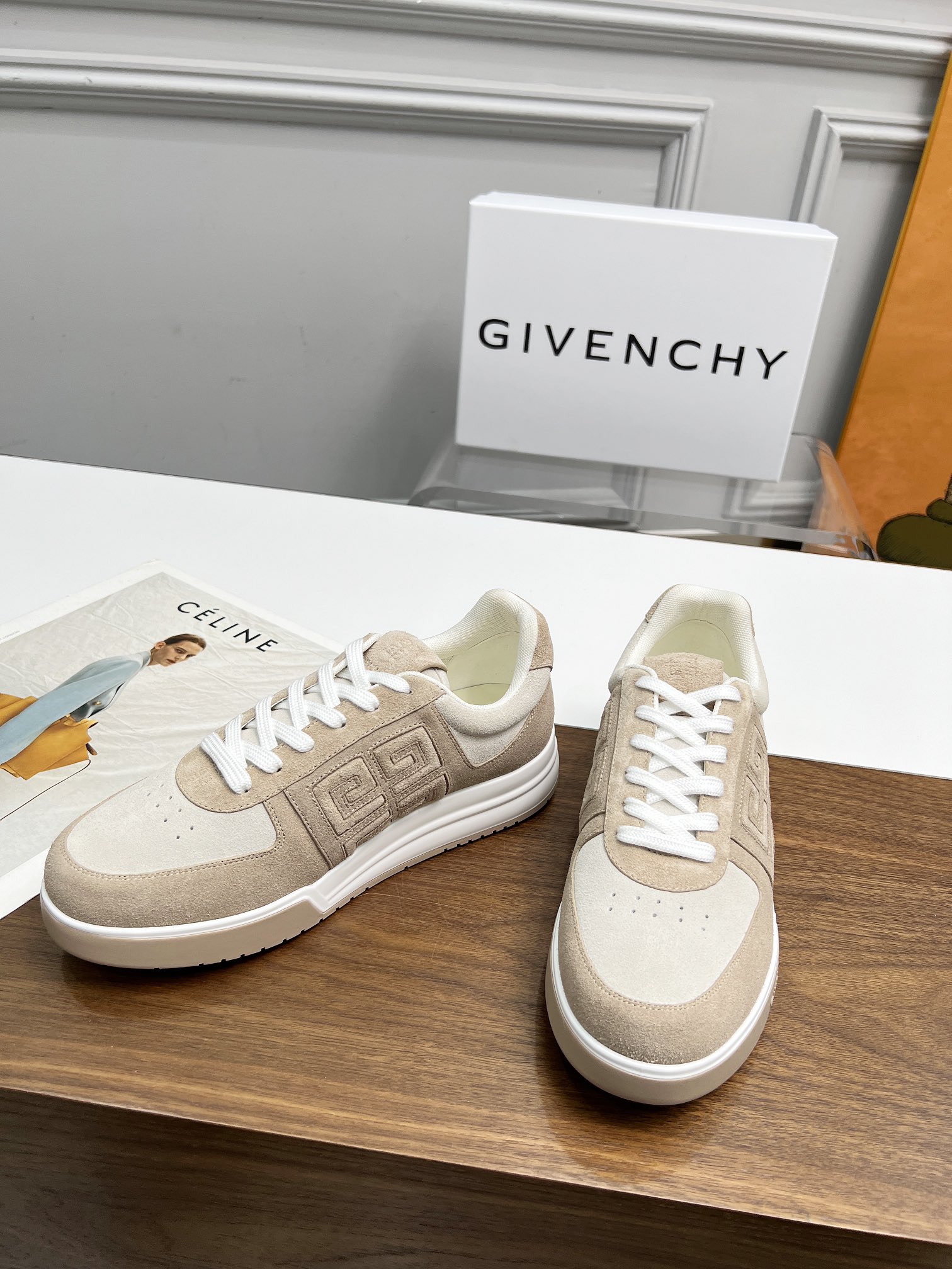 NO:353426,Top version Givenchy 4G low-top jogging sneakers.  Classic, never out of date, factory shipment!  The exclusive model opening on the inside and outside is exclusively designed with Givenchy G LOGO, and the multi-color combination shows Givenchy's trendy personality.  Youthful emanates. All the leather is cut and coated and treated neatly and cleanly!  In short, the process is very complicated. After repeated debugging and development, the original version is benchmarked!  Fabric buckle, original breathable mesh splicing, outsole TPU + vacuum suction mold light sole, foot pad seating cowhide, leather press logo, luxury packaging, full set of sizes 39-44, standard leather shoe size 38.45 custom made, given, given, given, sneakers, cowhide19860909顶级版本 Givenchy/纪梵希 4Ｇ低帮慢跑运动鞋 ．经典,永不过时,工厂出货！内外侧独家开模专属纪梵希大Ｇ LOGO设计工艺,多色的搭配尽显纪梵希潮流 个性．青春散发 所有皮料切边经过涂边处理 整洁干净！ 总之工艺非常复杂 经过反复调试开发对标原版！ 面料牛反绒 内里原版透气网料拼接 大底TPU+真空吸模轻型鞋底 垫脚底坐挂牛皮压logo 包装豪华全套包装 码数39-44 标准皮鞋尺码 38.45定做,,givenchy,givenchy,sneakers,cowhide,Men's shoes