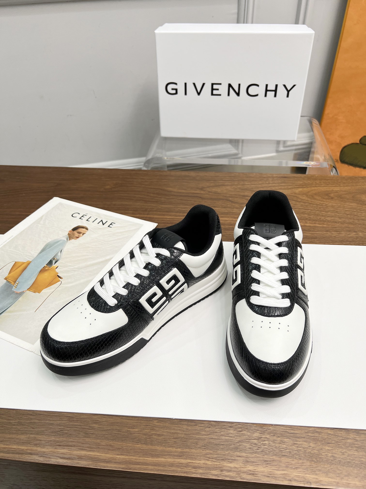 NO:353409,Top version Givenchy 4G low-top jogging sneakers.  Classic, never out of date, factory shipment!  The exclusive model opening on the inside and outside is exclusively designed with Givenchy G LOGO, and the multi-color combination shows Givenchy's trendy personality.  Youthful emanates. All the leather is cut and coated and treated neatly and cleanly!  In short, the process is very complicated. After repeated debugging and development, the original version is benchmarked!  Fabric silk calfskin dragon scale pattern, original breathable mesh splicing, outsole TPU + vacuum suction mold light sole, foot pad seating cowhide, luxury full set packaging, size 39-44, standard leather shoe size 38.45 custom made, given, given, given, sneakers, cowhide19860909顶级版本 Givenchy/纪梵希 4Ｇ低帮慢跑运动鞋 ．经典,永不过时,工厂出货！内外侧独家开模专属纪梵希大Ｇ LOGO设计工艺,多色的搭配尽显纪梵希潮流 个性．青春散发 所有皮料切边经过涂边处理 整洁干净！ 总之工艺非常复杂 经过反复调试开发对标原版！ 面料丝绸小牛皮拼龙鳞纹 内里原版透气网料拼接 大底TPU+真空吸模轻型鞋底 垫脚底坐挂牛皮压logo 包装豪华全套包装 码数39-44 标准皮鞋尺码 38.45定做,,givenchy,givenchy,sneakers,cowhide,Men's shoes