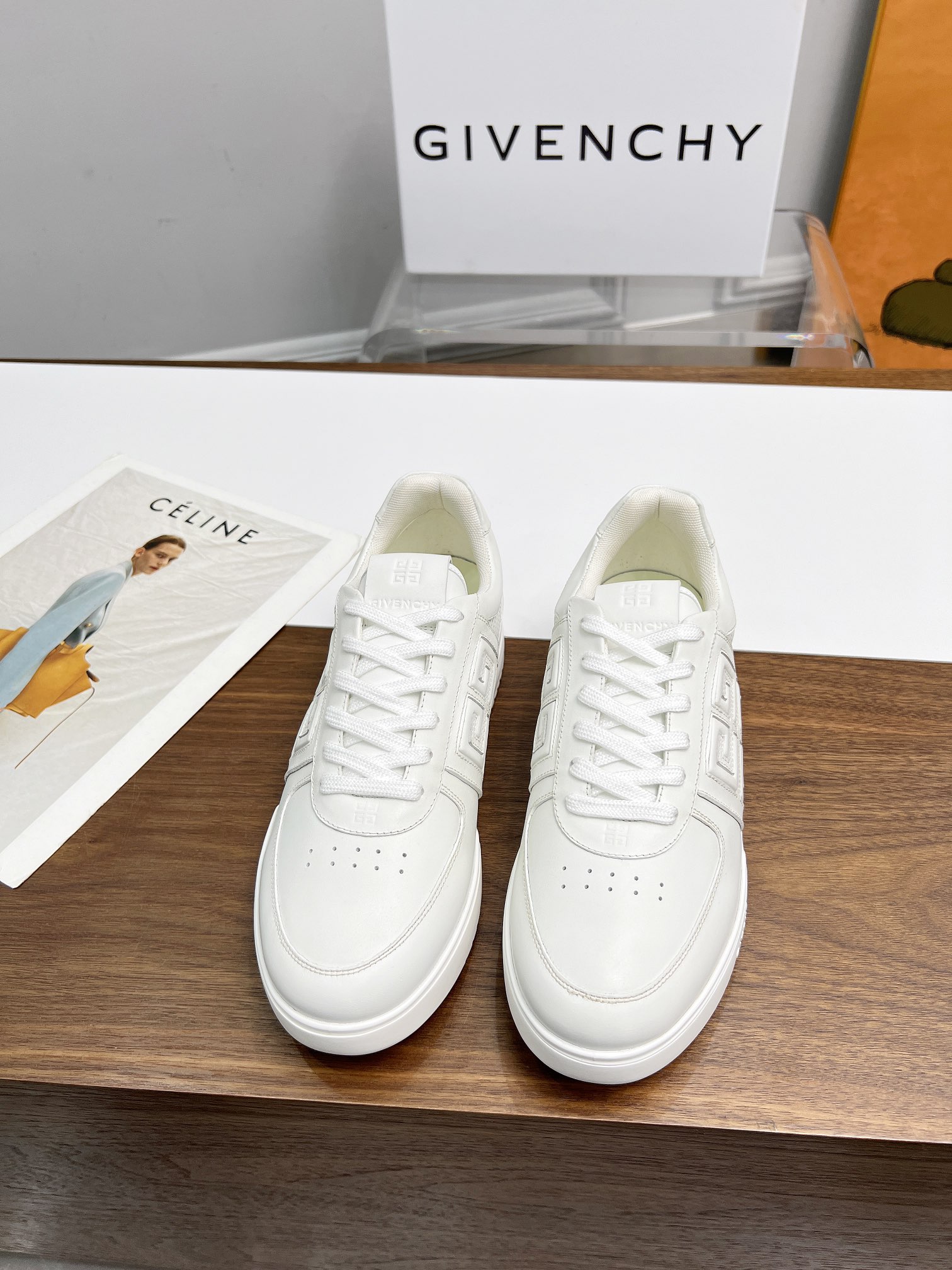 NO:353391,Top version Givenchy 4G low-top jogging sneakers.  Classic, never out of date, factory shipment!  The exclusive model opening on the inside and outside is exclusively designed with Givenchy G LOGO, and the multi-color combination shows Givenchy's trendy personality.  Youthful emanates. All the leather is cut and coated and treated neatly and cleanly!  In short, the process is very complicated. After repeated debugging and development, the original version is benchmarked!  Fabric silk calfskin splicing, original breathable mesh splicing, outsole TPU + vacuum suction mold light sole, foot pad seating cowhide, luxury full set packaging, size 39-44, standard leather shoe size 38.45 custom made, given, given, given, sneakers, cowhide19860909顶级版本 Givenchy/纪梵希 4Ｇ低帮慢跑运动鞋 ．经典,永不过时,工厂出货！内外侧独家开模专属纪梵希大Ｇ LOGO设计工艺,多色的搭配尽显纪梵希潮流 个性．青春散发 所有皮料切边经过涂边处理 整洁干净！ 总之工艺非常复杂 经过反复调试开发对标原版！ 面料丝绸小牛皮拼 内里原版透气网料拼接 大底TPU+真空吸模轻型鞋底 垫脚底坐挂牛皮压logo 包装豪华全套包装 码数39-44 标准皮鞋尺码 38.45定做,,givenchy,givenchy,sneakers,cowhide,Men's shoes