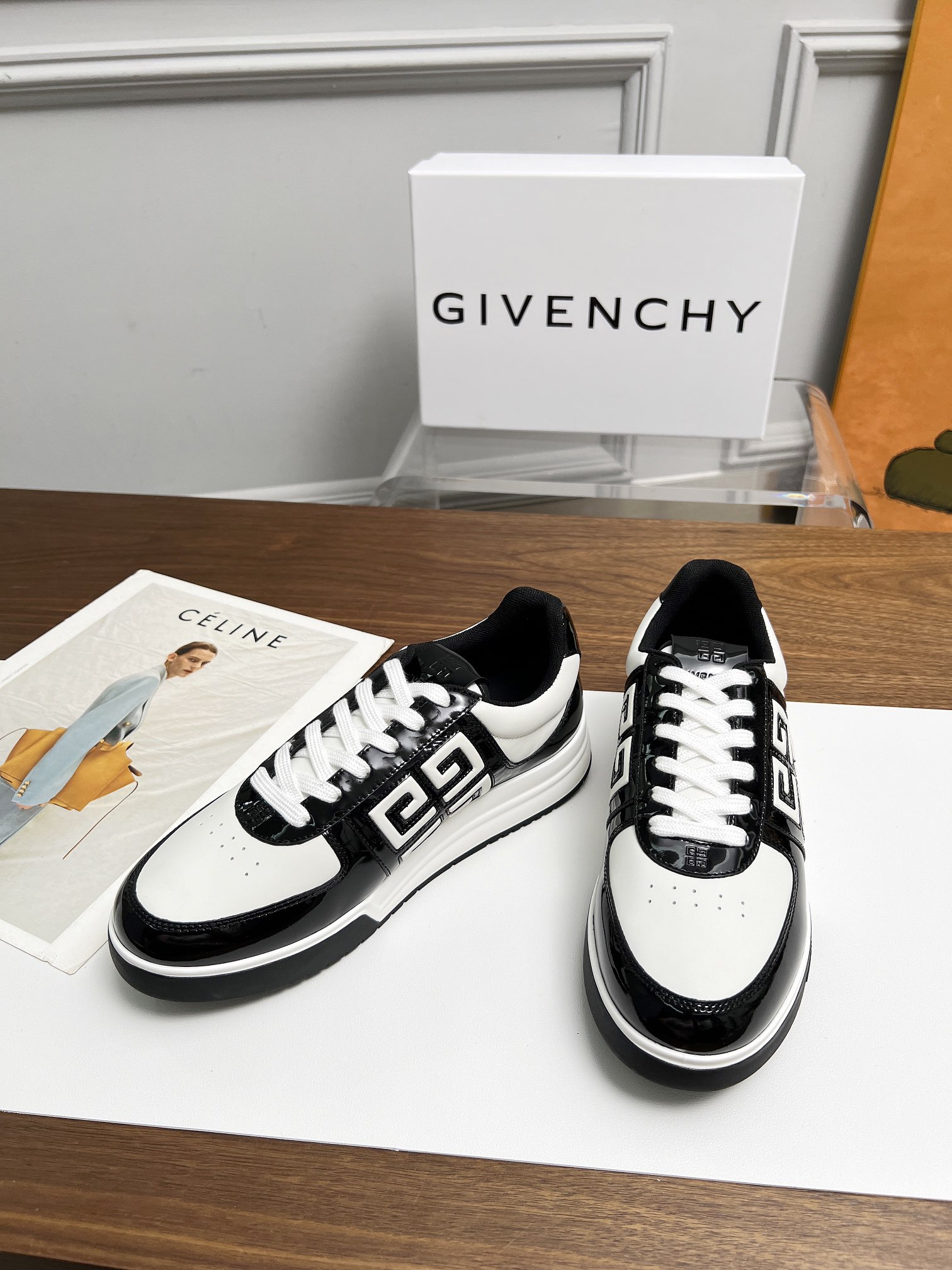 NO:353356,Top version Givenchy 4G low-top jogging sneakers.  Classic, never out of date, factory shipment!  The exclusive model opening on the inside and outside is exclusively designed with Givenchy G LOGO, and the multi-color combination shows Givenchy's trendy personality.  Youthful emanates. All the leather is cut and coated and treated neatly and cleanly!  In short, the process is very complicated. After repeated debugging and development, the original version is benchmarked!  Fabric silk calfskin patent leather, original breathable mesh splicing, outsole TPU + vacuum suction mold light sole, foot pad seating cowhide, full packaging, size 39-44, standard leather shoe size 38.45, custom made, given, given, given, sneakers, cowhide19860909顶级版本 Givenchy/纪梵希 4Ｇ低帮慢跑运动鞋 ．经典,永不过时,工厂出货！内外侧独家开模专属纪梵希大Ｇ LOGO设计工艺,多色的搭配尽显纪梵希潮流 个性．青春散发 所有皮料切边经过涂边处理 整洁干净！ 总之工艺非常复杂 经过反复调试开发对标原版！ 面料丝绸小牛皮拼漆皮 内里原版透气网料拼接 大底TPU+真空吸模轻型鞋底 垫脚底坐挂牛皮压logo 包装豪华全套包装 码数39-44 标准皮鞋尺码 38.45定做,,givenchy,givenchy,sneakers,cowhide,Men's shoes