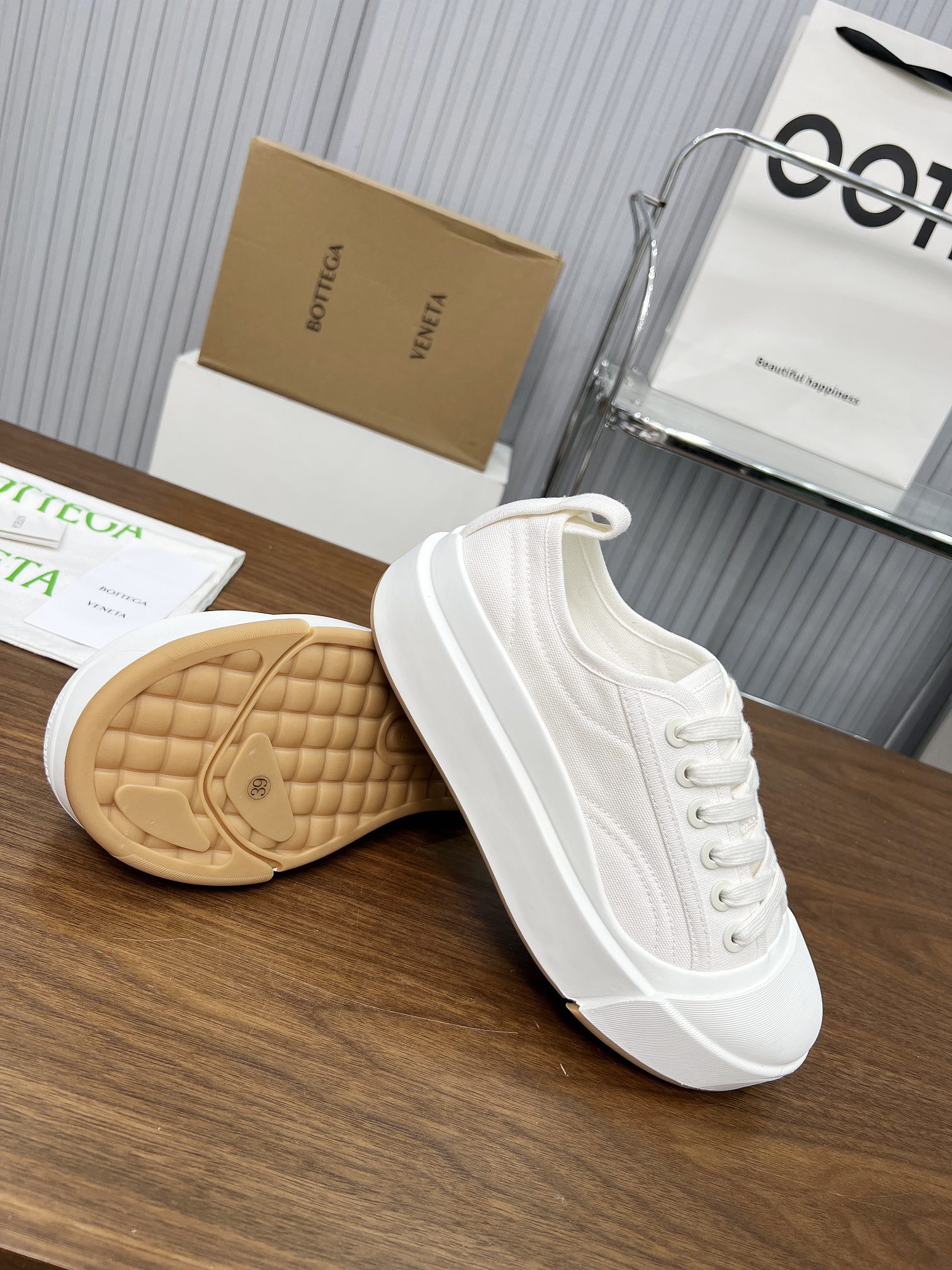 NO:348897,Real-price Bottega Veneta Home Textile Casual Shoes It looks so good to wear. It is simple and versatile. The thick toe is very styling. It can be suitable for spring when paired with various pants.  Autumn outfit, the material is completely right, the upper is imported cotton, the sole: original TPU sole, the footrest: A-grade cowhide, size 35-41, bottega veneta, bottega veneta, cowhide19860909实价 Bottega Veneta 葆蝶家纺布休闲鞋 上脚真的太好看了 简约又百搭,厚厚的鞋头很突造型 搭配各种裤型都能别适合春．秋季穿搭 材质完全对版 鞋面内里迪龙进口棉 大底:原版TPU大底 垫脚:A级牛皮 码数35-41码,,bottega veneta,bottega veneta,cowhide,Men's shoes