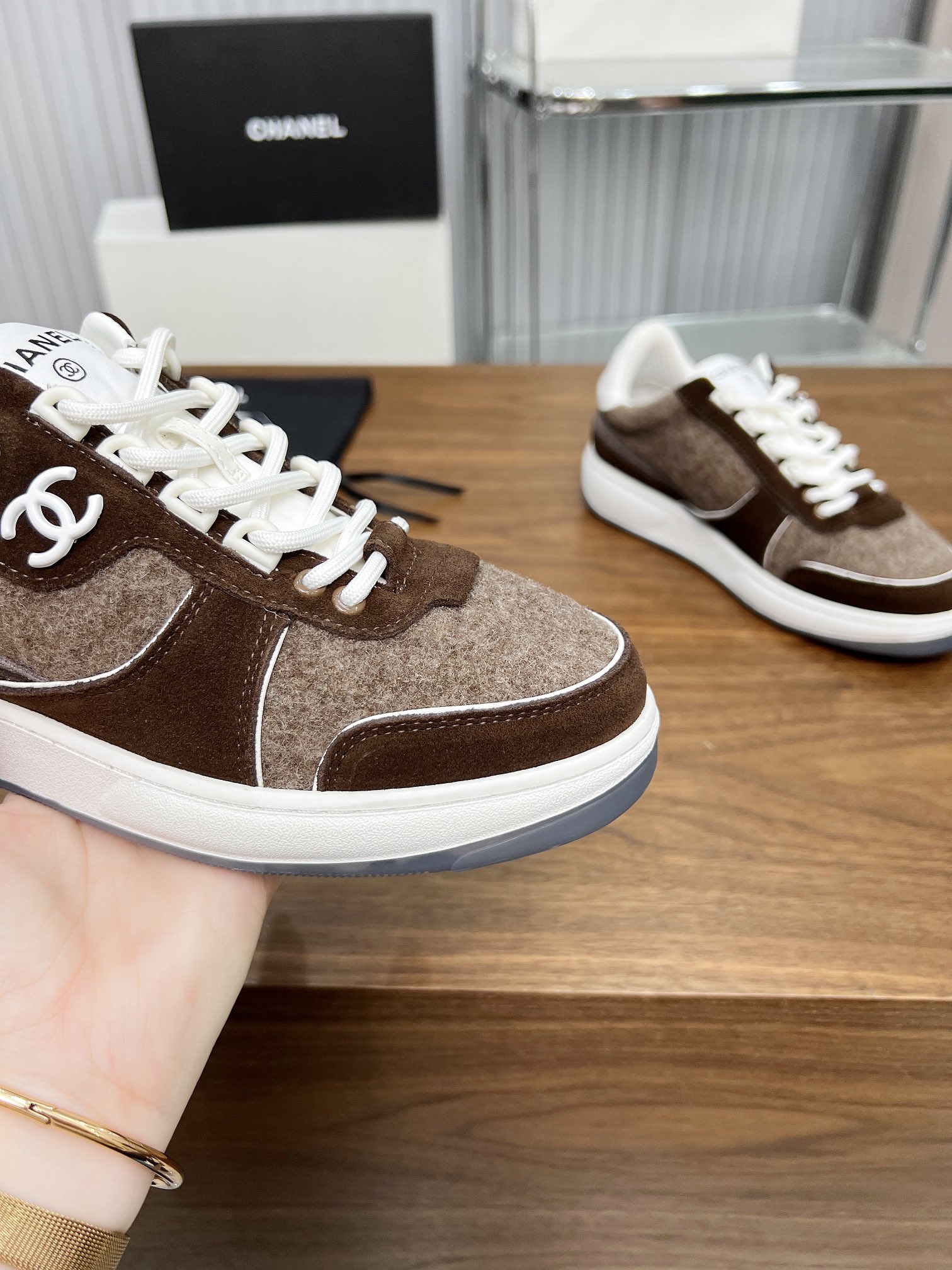 NO:348882,Real price new colors.  New couple model Xiaoxiang C home autumn new style hot casual sports shoes. The latest cute and conspicuous color matching is super good-looking, fashionable and durable and versatile, irresistible, perfect craftsmanship, great comfort, cowhide, cowhide, cowhide, cowhide, cowhide19860909实价 新色．新色情侣款小香C家秋季新款火爆休闲运动鞋板鞋 最新的可爱显眼拼色绝了 超好看 时尚耐看又百搭 无法抗拒 工艺完美 舒适度非常棒 鞋面牛皮+牛反绒 内里特定进口三明治网 大底TPu 鞋码:女35-40  男39-44,,chanel,sneakers,cowhide,Men's shoes