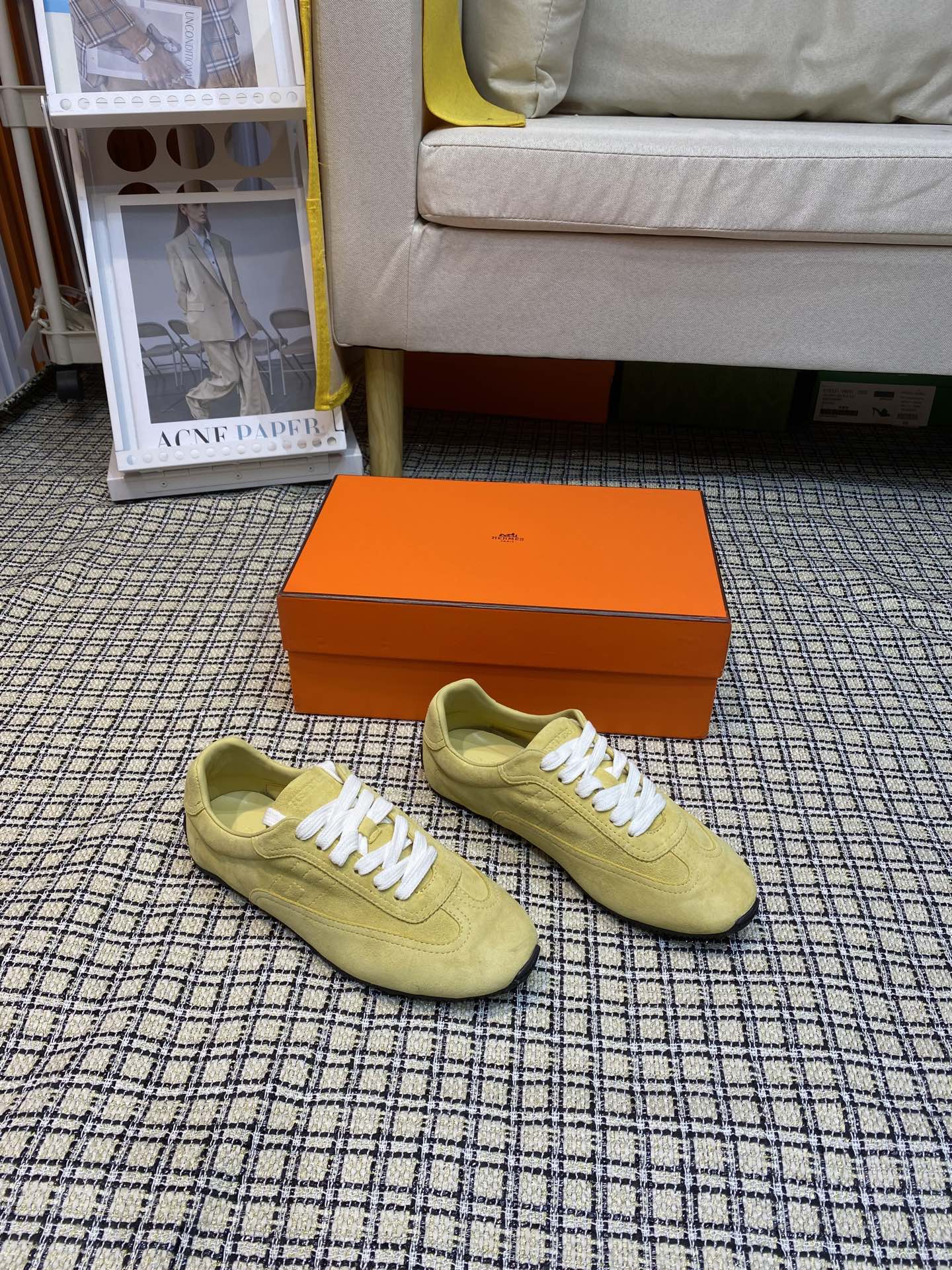 NO:730337,Actual price Hermes 2026 new series of casual sports shoes moral training shoes. The craftsmanship is exquisite, and it is new at the counter at the same time. Every detail of the shoes is specially thought out, which is quite eye-catching. The elegant splicing elements highlight the good temperament!  The classic version is upgraded with exquisite color matching, adding a casual atmosphere, and exquisite lines, which can better reflect the family-style design language. Interspersed with exquisite lines, it perfectly fits the foot shape, naturally outlines the fashionable outline, achieves a visual impact, and fully interprets a different sports style!  Fabric imported cow, mixed sheepskin for foot pads, comfortable on the feet, rubber outsole, inner sheepskin code number 35-41 men 39-46 (4041 for women, 4546 for men), hermes, hermes, sneakers, sheepskin19860909实价Hermes 爱马仕2026 新系列休闲运动鞋德训鞋 工艺极致,同步专柜上新.鞋子的每一个细节都特别用心,相当惹眼,雅致的拼接元素,凸显不俗的气质！ 经典版型升级 精致配色,增添休闲的气息,精致的线条,无形之中能够更好体现出家族式的设计语言,穿插精致的线条 完美契合脚型,自然的勾勒出时尚的轮廓,达到视觉上的冲击效果,充分演绎不一样的运动风格！ 面料进口牛猄 垫脚混种羊皮,脚感舒适,大底橡胶大底 内里羊皮 码数35-41男39-46（女4041男4546订）,,hermes,hermes,sneakers,sheepskin,Men's shoes