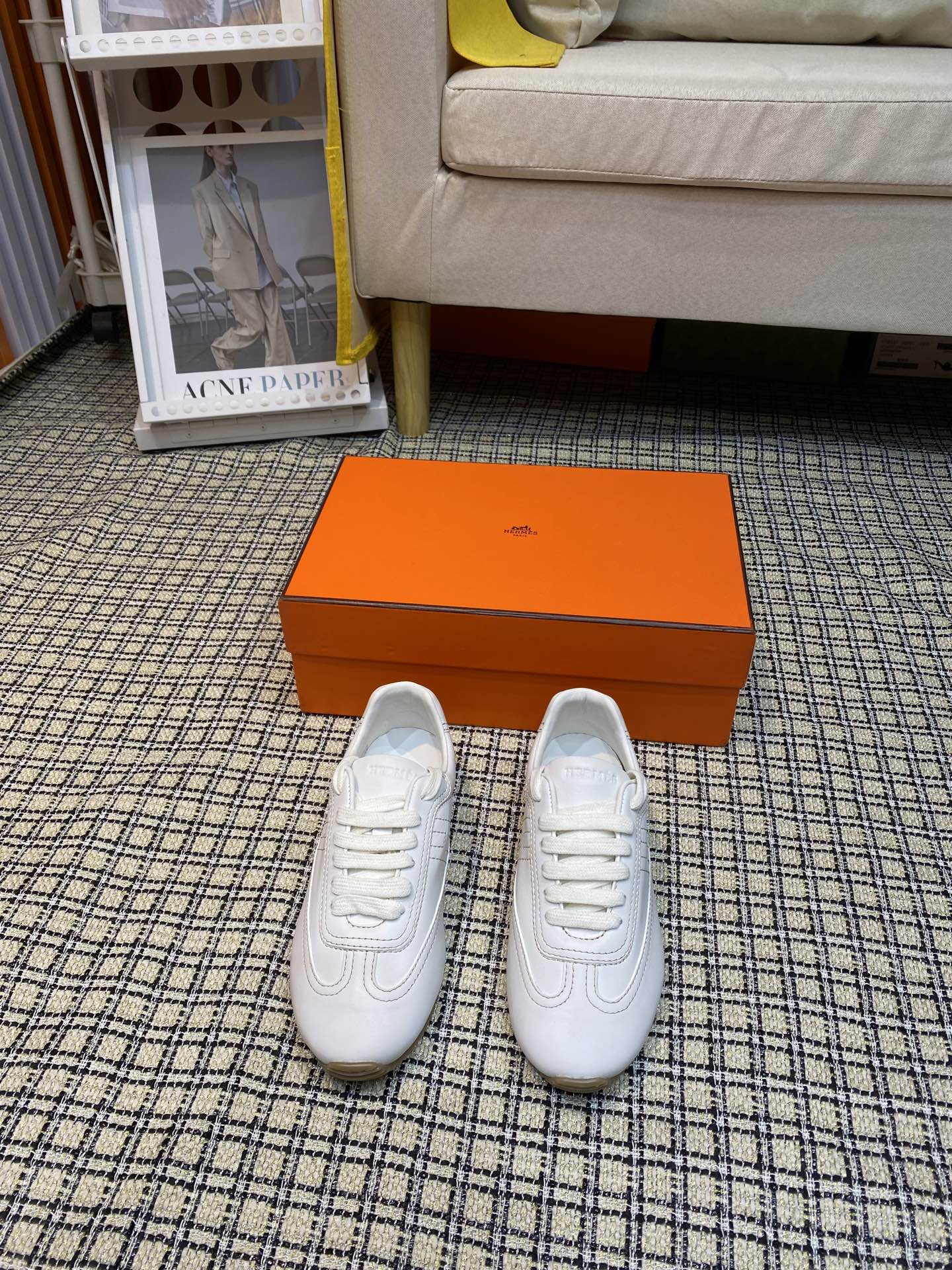 NO:730323,Actual price Hermes 2026 new series of casual sports shoes moral training shoes. The craftsmanship is exquisite, and it is new at the counter at the same time. Every detail of the shoes is specially thought out, which is quite eye-catching. The elegant splicing elements highlight the good temperament!  The classic version is upgraded with exquisite color matching, adding a casual atmosphere, and exquisite lines, which can better reflect the family-style design language. Interspersed with exquisite lines, it perfectly fits the foot shape, naturally outlines the fashionable outline, achieves a visual impact, and fully interprets a different sports style!  Fabric imported cow, mixed sheepskin for foot pads, comfortable on the feet, rubber outsole, inner sheepskin code number 35-41 men 39-46 (4041 for women, 4546 for men), hermes, hermes, sneakers, sheepskin19860909实价Hermes 爱马仕2026 新系列休闲运动鞋德训鞋 工艺极致,同步专柜上新.鞋子的每一个细节都特别用心,相当惹眼,雅致的拼接元素,凸显不俗的气质！ 经典版型升级 精致配色,增添休闲的气息,精致的线条,无形之中能够更好体现出家族式的设计语言,穿插精致的线条 完美契合脚型,自然的勾勒出时尚的轮廓,达到视觉上的冲击效果,充分演绎不一样的运动风格！ 面料进口牛猄 垫脚混种羊皮,脚感舒适,大底橡胶大底 内里羊皮 码数35-41男39-46（女4041男4546订）,,hermes,hermes,sneakers,sheepskin,Men's shoes