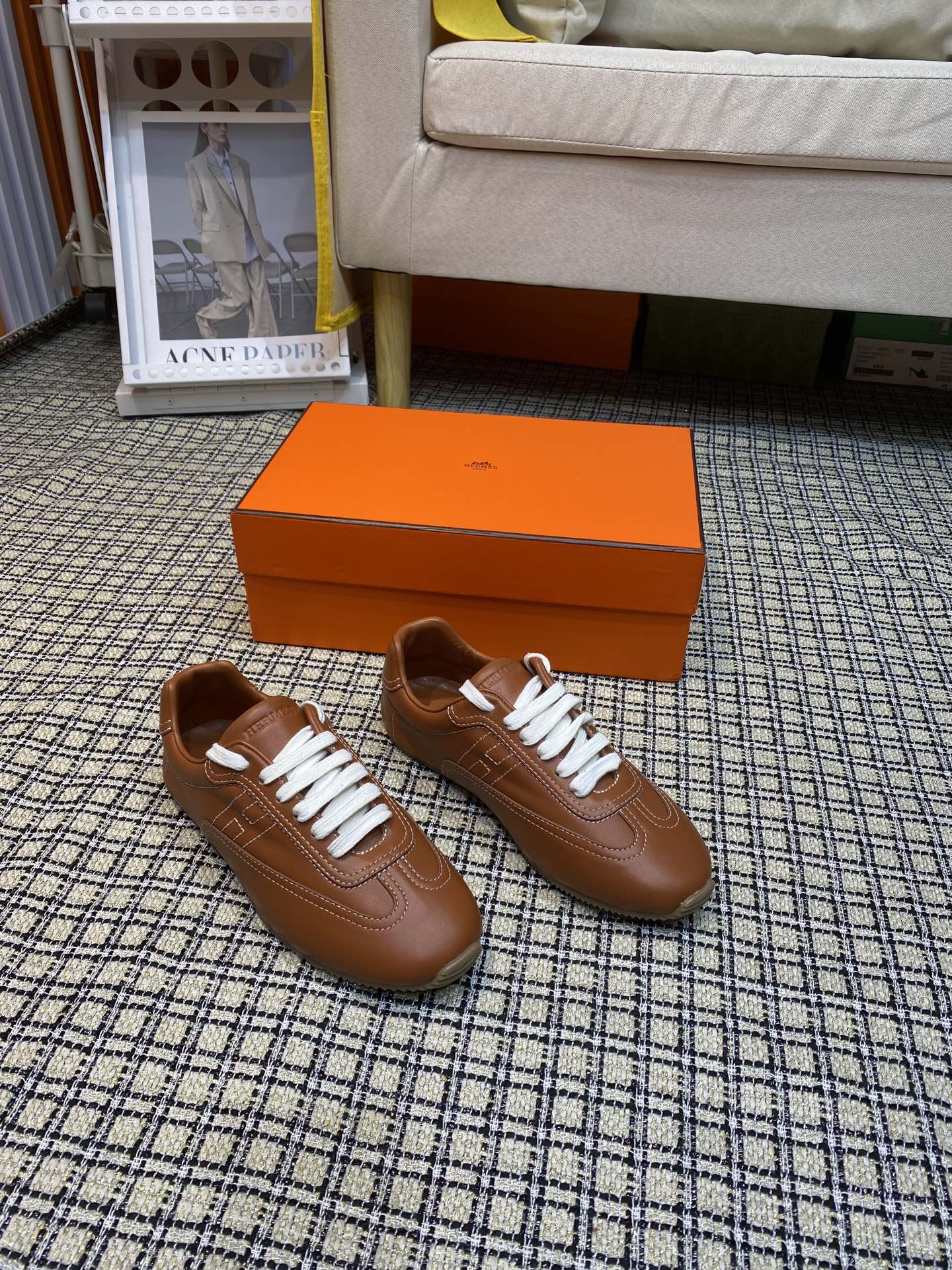 NO:730316,Actual price Hermes 2026 new series of casual sports shoes moral training shoes. The craftsmanship is exquisite, and it is new at the counter at the same time. Every detail of the shoes is specially thought out, which is quite eye-catching. The elegant splicing elements highlight the good temperament!  The classic version is upgraded with exquisite color matching, adding a casual atmosphere, and exquisite lines, which can better reflect the family-style design language. Interspersed with exquisite lines, it perfectly fits the foot shape, naturally outlines the fashionable outline, achieves a visual impact, and fully interprets a different sports style!  Fabric imported cow, mixed sheepskin for foot pads, comfortable on the feet, rubber outsole, inner sheepskin code number 35-41 men 39-46 (4041 for women, 4546 for men), hermes, hermes, sneakers, sheepskin19860909实价Hermes 爱马仕2026 新系列休闲运动鞋德训鞋 工艺极致,同步专柜上新.鞋子的每一个细节都特别用心,相当惹眼,雅致的拼接元素,凸显不俗的气质！ 经典版型升级 精致配色,增添休闲的气息,精致的线条,无形之中能够更好体现出家族式的设计语言,穿插精致的线条 完美契合脚型,自然的勾勒出时尚的轮廓,达到视觉上的冲击效果,充分演绎不一样的运动风格！ 面料进口牛猄 垫脚混种羊皮,脚感舒适,大底橡胶大底 内里羊皮 码数35-41男39-46（女4041男4546订）,,hermes,hermes,sneakers,sheepskin,Men's shoes