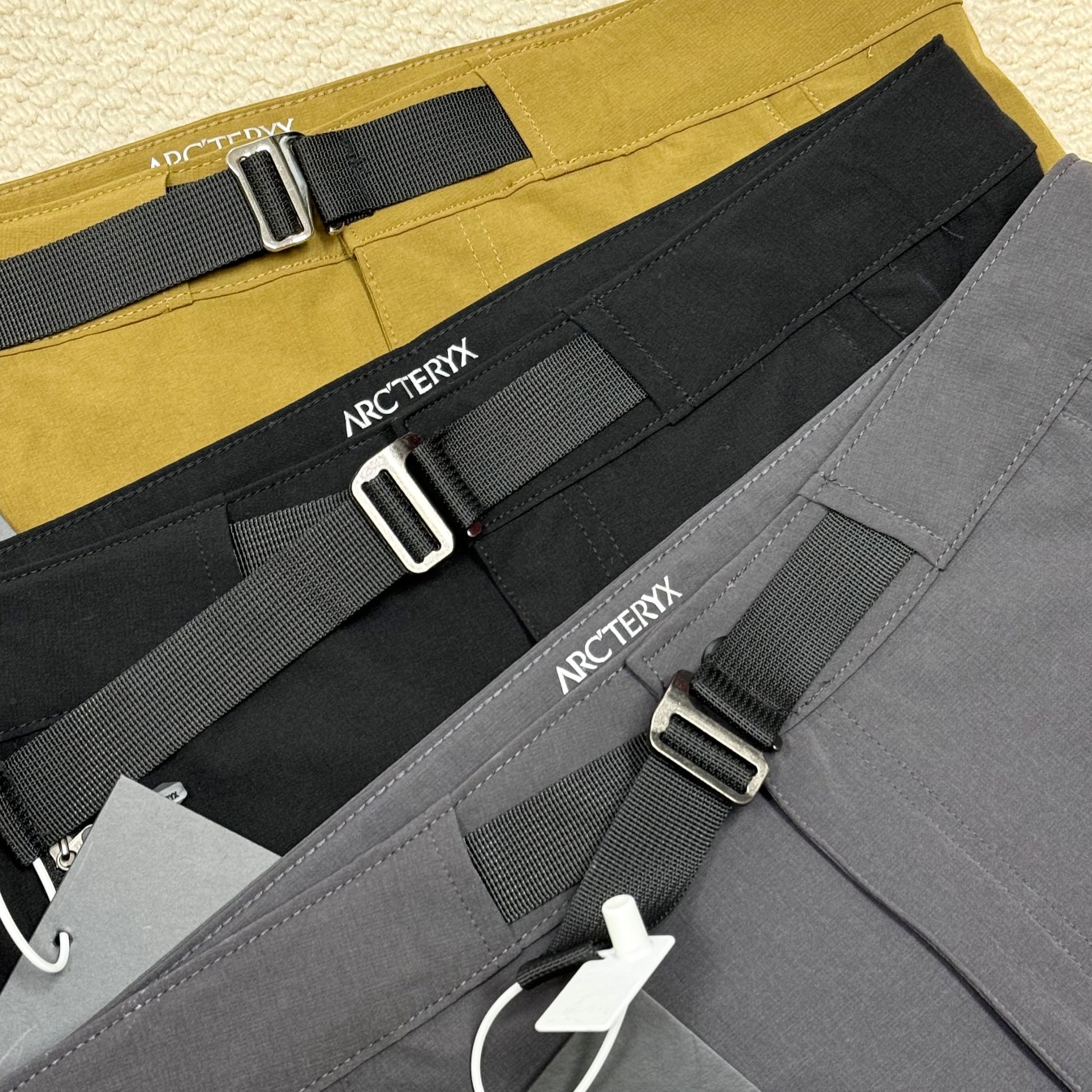 💰110
### Arcteryx始祖鸟新宠驾到!GAMMA MX系列休闲裤,时尚与性能并存✨
徒步长裤,登山必备,刺绣精致,弹力直筒防水冲锋裤,徒步远足必备款,详见细节。
技术性徒步与远足,或运动多汗时,
此装备持久防护,适应多变环境。
透气速干,防风防泼水,
YKK定制拉链,非市场通货可比。
速排汗,调体温,提升舒适度。
修身简款设计,独特膝盖拼接工艺,巧妙融合时尚与实用,不仅提升了裤子的美观度,更在关键部位增强了耐磨性。裤裆采用插脚剪裁,这一贴心的设计使得腿部活动更加自如,无论是户外运动还是日常休闲,都能轻松驾驭,毫无束缚感。
面料选用高品质的Aequora材质,它以其轻盈的特性著称,即便在微风轻拂的春秋季节,也能迅速变干,保持穿着的干爽舒适。此外,Aequora面料还具备出色的弹力性能,无论是久坐后的起身,还是大幅度的肢体伸展,都能轻松应对,让每一寸肌肤都感受到恰到好处的包裹与释放。
春秋两季,气温宜人,正是穿着这款裤子的最佳时节。它不仅能够有效调节体温,保持身体在舒适的状态,还能凭借其简约而不失格调的设计,为你的整体造型增添一抹亮点。无论是搭配休闲鞋履,还是运动鞋款,都能轻松打造出既时尚又实用的穿搭风格。
【腰带设计】
腰带可调,半松紧腰围,适度拉伸,提升上身舒适度与适配范围。
【立体裁剪】
提升活动自由度与舒适感
功能繁多,不一一赘述
闭眼选购,必有惊喜!
尺码范围:M至3XL
🌟 黑色经典百搭,灰色高级感十足,黄色活力四射!
📏 尺码齐全,完美贴合你的身形!
- M码:腰围78,臀围100,裤长102,建议体重100-125斤
- L码:腰围82,臀围105,裤长104,建议体重125-145斤
- XL码:腰围86,臀围110,裤长106,建议体重145-165斤
- 2XL码:腰围90,臀围115,裤长108,建议体重165-180斤
- 3XL码:腰围94,臀围120,裤长110,建议体重180-200斤
20230