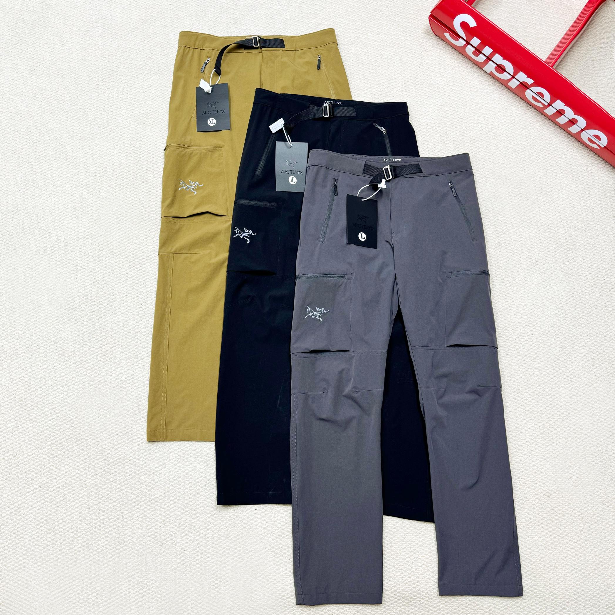 💰110
### Arcteryx始祖鸟新宠驾到！GAMMA MX系列休闲裤，时尚与性能并存✨

徒步长裤，登山必备，刺绣精致，弹力直筒防水冲锋裤，徒步远足必备款，详见细节。

技术性徒步与远足，或运动多汗时，
此装备持久防护，适应多变环境。
透气速干，防风防泼水，
YKK定制拉链，非市场通货可比。
速排汗，调体温，提升舒适度。

修身简款设计，独特膝盖拼接工艺，巧妙融合时尚与实用，不仅提升了裤子的美观度，更在关键部位增强了耐磨性。裤裆采用插脚剪裁，这一贴心的设计使得腿部活动更加自如，无论是户外运动还是日常休闲，都能轻松驾驭，毫无束缚感。

面料选用高品质的Aequora材质，它以其轻盈的特性著称，即便在微风轻拂的春秋季节，也能迅速变干，保持穿着的干爽舒适。此外，Aequora面料还具备出色的弹力性能，无论是久坐后的起身，还是大幅度的肢体伸展，都能轻松应对，让每一寸肌肤都感受到恰到好处的包裹与释放。

春秋两季，气温宜人，正是穿着这款裤子的最佳时节。它不仅能够有效调节体温，保持身体在舒适的状态，还能凭借其简约而不失格调的设计，为你的整体造型增添一抹亮点。无论是搭配休闲鞋履，还是运动鞋款，都能轻松打造出既时尚又实用的穿搭风格。

【腰带设计】
腰带可调，半松紧腰围，适度拉伸，提升上身舒适度与适配范围。

【立体裁剪】
提升活动自由度与舒适感
功能繁多，不一一赘述
闭眼选购，必有惊喜！
尺码范围：M至3XL

🌟 黑色经典百搭，灰色高级感十足，黄色活力四射！
📏 尺码齐全，完美贴合你的身形！
- M码：腰围78，臀围100，裤长102，建议体重100-125斤
- L码：腰围82，臀围105，裤长104，建议体重125-145斤
- XL码：腰围86，臀围110，裤长106，建议体重145-165斤
- 2XL码：腰围90，臀围115，裤长108，建议体重165-180斤
- 3XL码：腰围94，臀围120，裤长110，建议体重180-200斤















20230