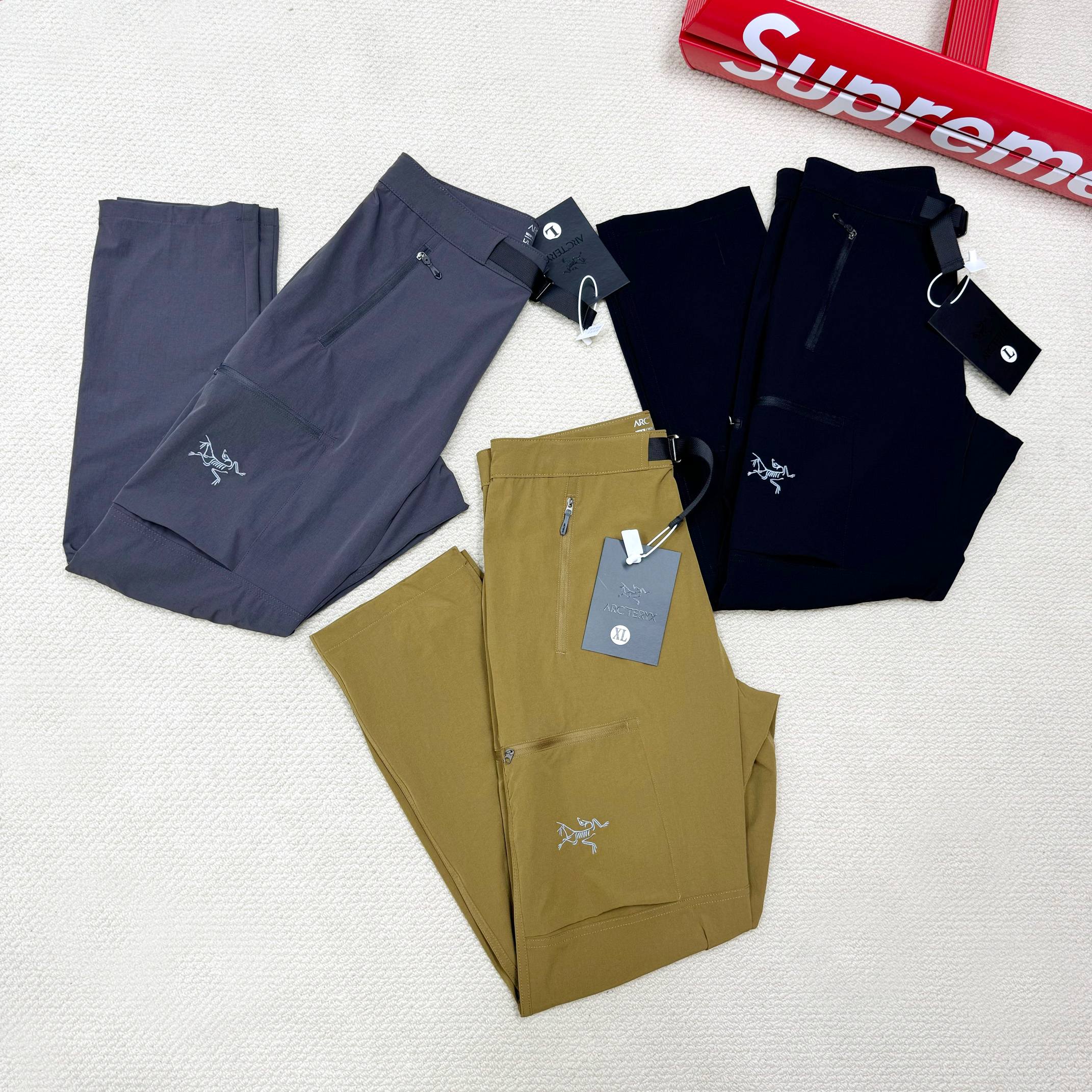 💰110
### Arcteryx始祖鸟新宠驾到!GAMMA MX系列休闲裤,时尚与性能并存✨
徒步长裤,登山必备,刺绣精致,弹力直筒防水冲锋裤,徒步远足必备款,详见细节。
技术性徒步与远足,或运动多汗时,
此装备持久防护,适应多变环境。
透气速干,防风防泼水,
YKK定制拉链,非市场通货可比。
速排汗,调体温,提升舒适度。
修身简款设计,独特膝盖拼接工艺,巧妙融合时尚与实用,不仅提升了裤子的美观度,更在关键部位增强了耐磨性。裤裆采用插脚剪裁,这一贴心的设计使得腿部活动更加自如,无论是户外运动还是日常休闲,都能轻松驾驭,毫无束缚感。
面料选用高品质的Aequora材质,它以其轻盈的特性著称,即便在微风轻拂的春秋季节,也能迅速变干,保持穿着的干爽舒适。此外,Aequora面料还具备出色的弹力性能,无论是久坐后的起身,还是大幅度的肢体伸展,都能轻松应对,让每一寸肌肤都感受到恰到好处的包裹与释放。
春秋两季,气温宜人,正是穿着这款裤子的最佳时节。它不仅能够有效调节体温,保持身体在舒适的状态,还能凭借其简约而不失格调的设计,为你的整体造型增添一抹亮点。无论是搭配休闲鞋履,还是运动鞋款,都能轻松打造出既时尚又实用的穿搭风格。
【腰带设计】
腰带可调,半松紧腰围,适度拉伸,提升上身舒适度与适配范围。
【立体裁剪】
提升活动自由度与舒适感
功能繁多,不一一赘述
闭眼选购,必有惊喜!
尺码范围:M至3XL
🌟 黑色经典百搭,灰色高级感十足,黄色活力四射!
📏 尺码齐全,完美贴合你的身形!
- M码:腰围78,臀围100,裤长102,建议体重100-125斤
- L码:腰围82,臀围105,裤长104,建议体重125-145斤
- XL码:腰围86,臀围110,裤长106,建议体重145-165斤
- 2XL码:腰围90,臀围115,裤长108,建议体重165-180斤
- 3XL码:腰围94,臀围120,裤长110,建议体重180-200斤
20230