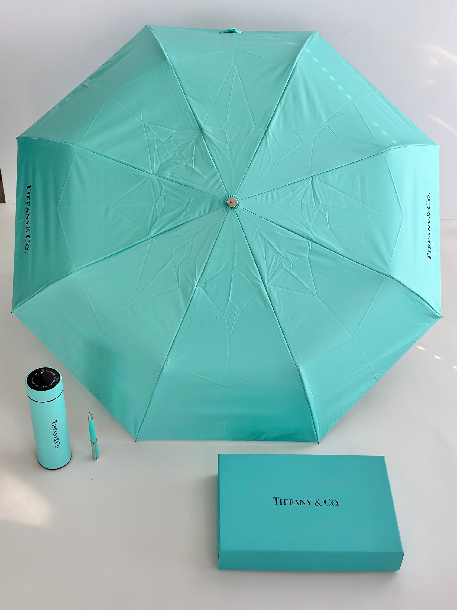 NO:809463,Super wind-resistant and rain-resistant 3-fold umbrella, the Tiffany folding umbrella is the most popular fashion item of the year. It is processed with nanotechnology and has a strong water-repellent effect. The luxurious logo stands on the umbrella surface, which definitely shows your taste!  Stay away from wind and rain, 8 all-aluminum umbrella ribs, trendy department stores, tiffany, umbrellas19860909超强抗风晴雨两用3折伞 tiffany蒂芙尼折叠晴雨伞 ,年度最火爆时尚单品 ,采用纳米技术加工而成 ,具有强力拒水的作用 ,奢华感爆棚的标志伫立在伞面 ,绝对彰显品位！风雨远离 ,8根全铝伞骨,潮品百货,tiffany,umbrellas,accessory