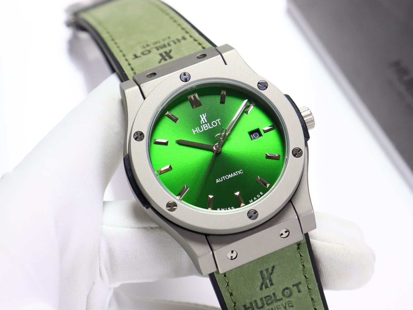 💰330金+20宇舶 恒宝HUBLOT 经典融合系列 316精钢表壳 壳套采用cnc工艺精细打磨加工 确保各方位细节 圈口彰显宇舶独特拉丝工艺效果,表带采用进口橡胶表带、头层小牛皮可选🦾 金属拉丝设计彰显出强烈的金属质感!人体工学设计的表壳和表带配合完美的融为一体,佩戴起来非常舒适。 机芯采用全自动机械机芯 🧐🧐表扣搭载恒宝式经典折叠钢扣,质感爆棚,开合有力。处处彰显细节成就的经典!❤️🔥 欢迎各路表友品鉴 尺寸:直径42mm