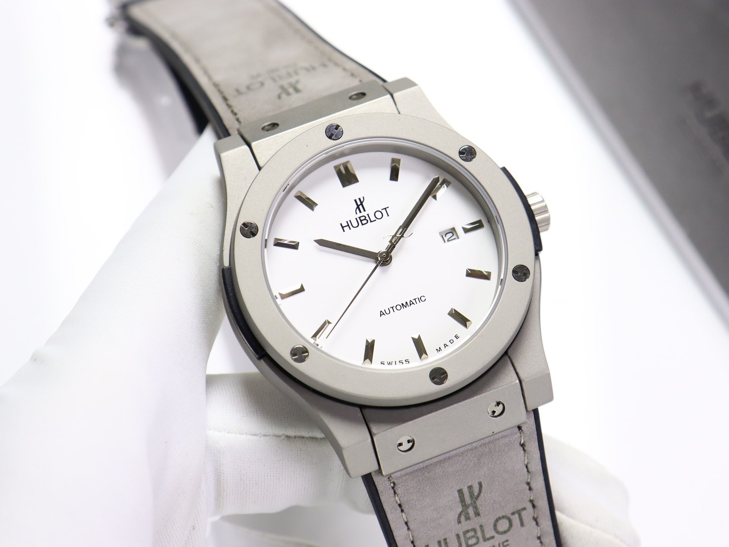 💰330金+20宇舶 恒宝HUBLOT 经典融合系列 316精钢表壳 壳套采用cnc工艺精细打磨加工 确保各方位细节 圈口彰显宇舶独特拉丝工艺效果,表带采用进口橡胶表带、头层小牛皮可选🦾 金属拉丝设计彰显出强烈的金属质感!人体工学设计的表壳和表带配合完美的融为一体,佩戴起来非常舒适。 机芯采用全自动机械机芯 🧐🧐表扣搭载恒宝式经典折叠钢扣,质感爆棚,开合有力。处处彰显细节成就的经典!❤️🔥 欢迎各路表友品鉴 尺寸:直径42mm