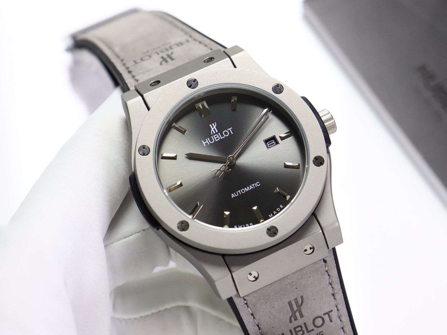 💰330金+20宇舶 恒宝HUBLOT 经典融合系列 316精钢表壳 壳套采用cnc工艺精细打磨加工 确保各方位细节 圈口彰显宇舶独特拉丝工艺效果,表带采用进口橡胶表带、头层小牛皮可选🦾 金属拉丝设计彰显出强烈的金属质感!人体工学设计的表壳和表带配合完美的融为一体,佩戴起来非常舒适。 机芯采用全自动机械机芯 🧐🧐表扣搭载恒宝式经典折叠钢扣,质感爆棚,开合有力。处处彰显细节成就的经典!❤️🔥 欢迎各路表友品鉴 尺寸:直径42mm