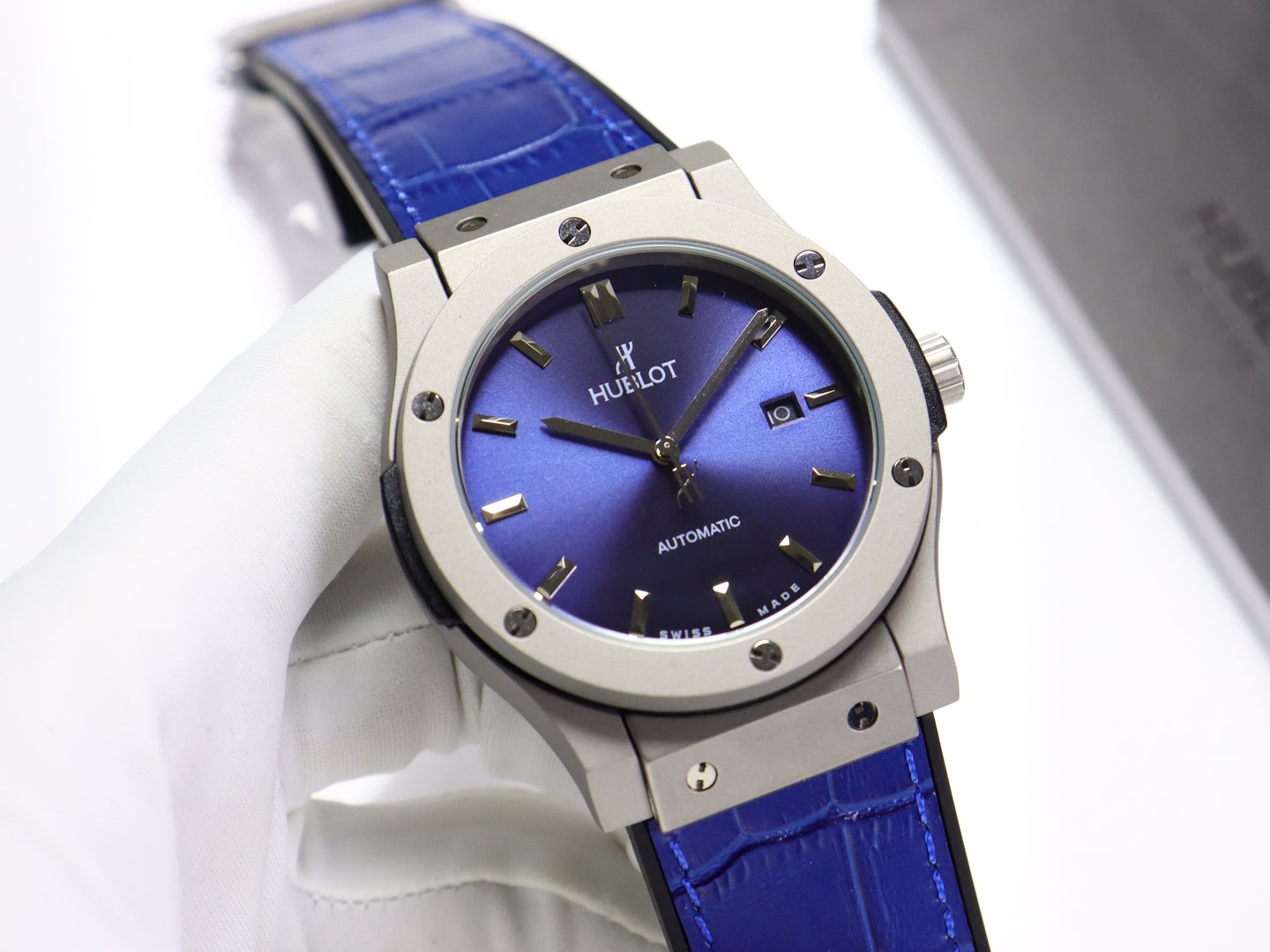 💰330金+20宇舶 恒宝HUBLOT 经典融合系列 316精钢表壳 壳套采用cnc工艺精细打磨加工 确保各方位细节 圈口彰显宇舶独特拉丝工艺效果,表带采用进口橡胶表带、头层小牛皮可选🦾 金属拉丝设计彰显出强烈的金属质感!人体工学设计的表壳和表带配合完美的融为一体,佩戴起来非常舒适。 机芯采用全自动机械机芯 🧐🧐表扣搭载恒宝式经典折叠钢扣,质感爆棚,开合有力。处处彰显细节成就的经典!❤️🔥 欢迎各路表友品鉴 尺寸:直径42mm