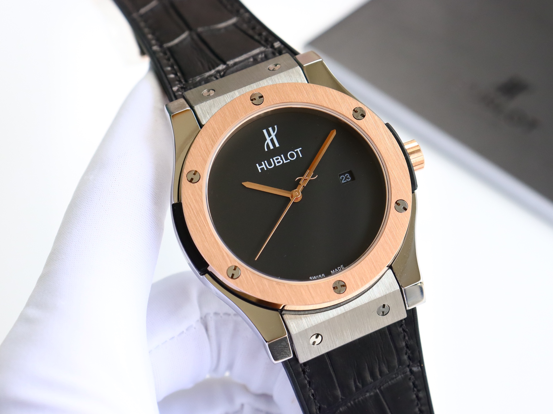 💰330金黑+20宇舶 恒宝HUBLOT 经典融合系列 316精钢表壳 壳套采用cnc工艺精细打磨加工 确保各方位细节 圈口彰显宇舶独特拉丝工艺效果,表带采用进口橡胶表带、头层小牛皮可选🦾 金属拉丝设计彰显出强烈的金属质感!人体工学设计的表壳和表带配合完美的融为一体,佩戴起来非常舒适。 机芯采用全自动机械机芯 🧐🧐表扣搭载恒宝式经典折叠钢扣,质感爆棚,开合有力。处处彰显细节成就的经典!❤️🔥 欢迎各路表友品鉴 尺寸:直径42mm