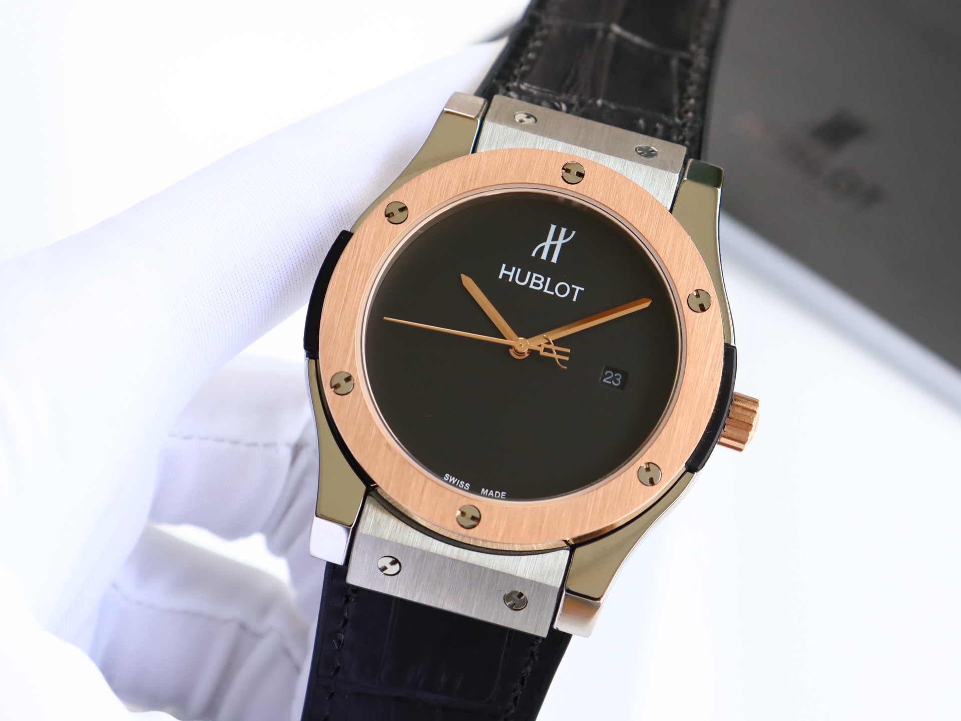 💰330金黑+20宇舶 恒宝HUBLOT 经典融合系列 316精钢表壳 壳套采用cnc工艺精细打磨加工 确保各方位细节 圈口彰显宇舶独特拉丝工艺效果,表带采用进口橡胶表带、头层小牛皮可选🦾 金属拉丝设计彰显出强烈的金属质感!人体工学设计的表壳和表带配合完美的融为一体,佩戴起来非常舒适。 机芯采用全自动机械机芯 🧐🧐表扣搭载恒宝式经典折叠钢扣,质感爆棚,开合有力。处处彰显细节成就的经典!❤️🔥 欢迎各路表友品鉴 尺寸:直径42mm