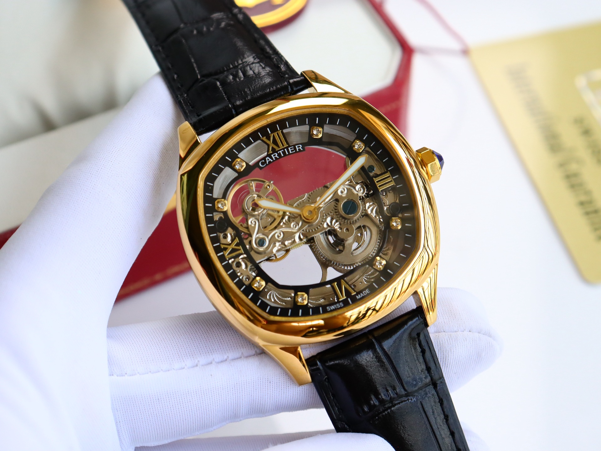 💰480卡地亚-CARTIER 方型男士腕表 顶级版316L精钢表壳，表带采用进口小牛皮表带，搭载全自动进口机械机芯，矿物质防刮镜面玻璃，尺寸：直径44mm厚12mm 🍷精致传承真实效果，品质保证！ ‼️优雅格调瞬间提摄男士魅力，更是品位与生活尊贵象征！