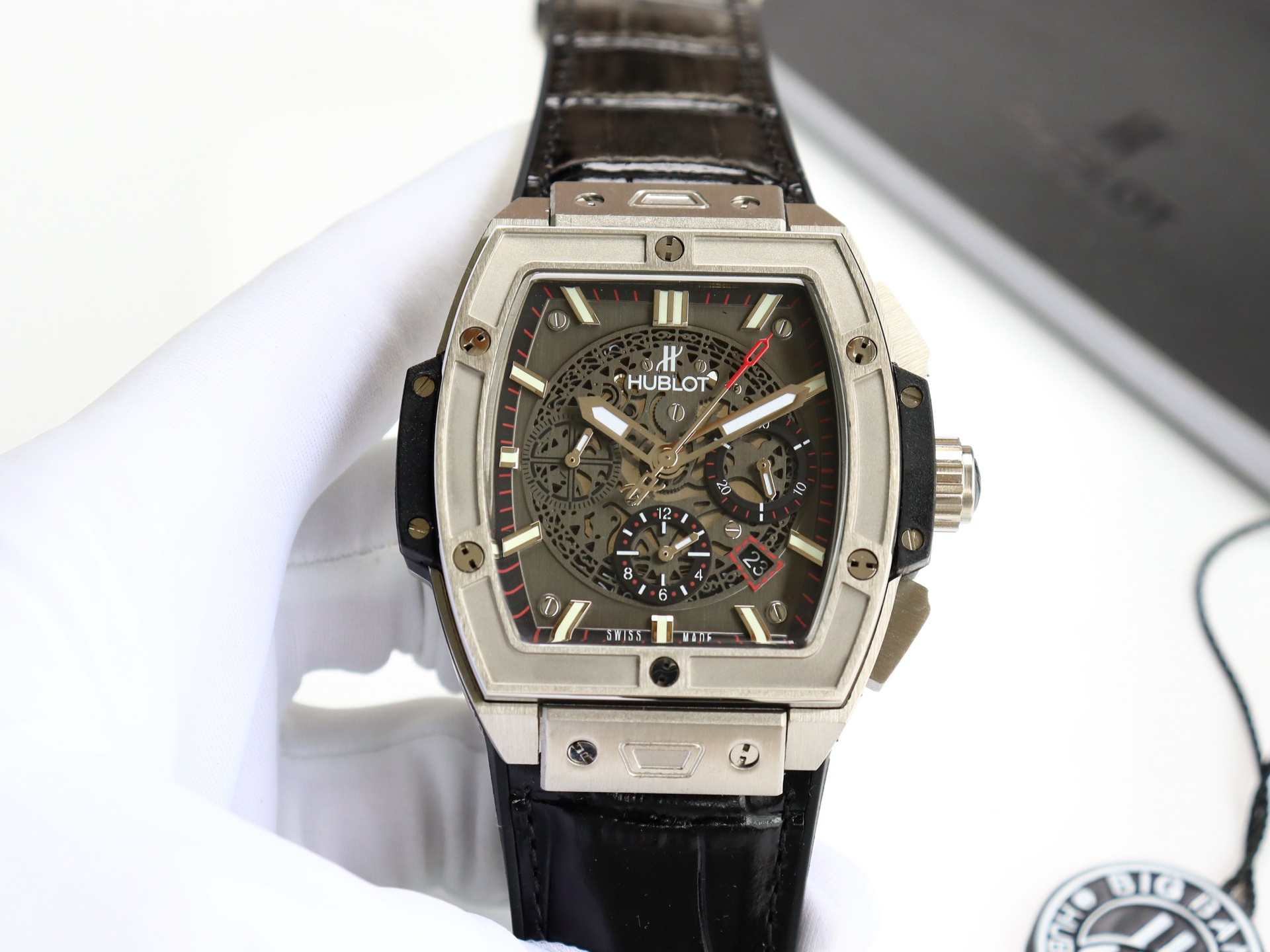 NO:821996,Produced in Taiwan, white case and rose black, Taiwan Factory Hublot Hublot HUBLOT BIG BANG series QL7 fully automatic mechanical watch men's watch 316 stainless steel case The case is finely polished using CNC technology to ensure details in all directions. The ring edge shows Hublot's unique brushing process effect. The strap is made of imported rubber straps and first-layer calfskin optional. The brushed metal design highlights a strong metallic texture!  The ergonomically designed case and strap are perfectly integrated and are very comfortable to wear. The buckle is equipped with a Hublot-style classic folding steel buckle, which has a high texture and powerful opening and closing. It is a classic that shows the details in every aspect!  The size is 45mm in diameter and 14mm thick. All watch friends are welcome to taste and give gifts. Best luxury recommendations. Please look for Taiwan’s exclusive quality, cowhide19860909台湾 出品 白壳玫黑 台湾 Factory宇舶 恒宝HUBLOT BIG BANG 系列 QL7全自动机械表 男士腕表 316精钢表壳 壳套采用cnc工艺精细打磨加确保各方位细节 圈口彰显宇舶独特拉丝工艺效果,表带采用进口橡胶表带、头层小牛皮可选 金属拉丝设计彰显出强烈的金属质感！人体工学设计的表壳和表带配合完美的融为一体,佩戴起来非常舒适. 表扣搭载恒宝式经典折叠钢扣,质感爆棚,开合有力.处处彰显细节成就的经典！尺寸直径45mm厚14mm 欢迎各路表友品鉴送礼最佳奢华推荐请认准台湾独家品质,,cowhide,Watch