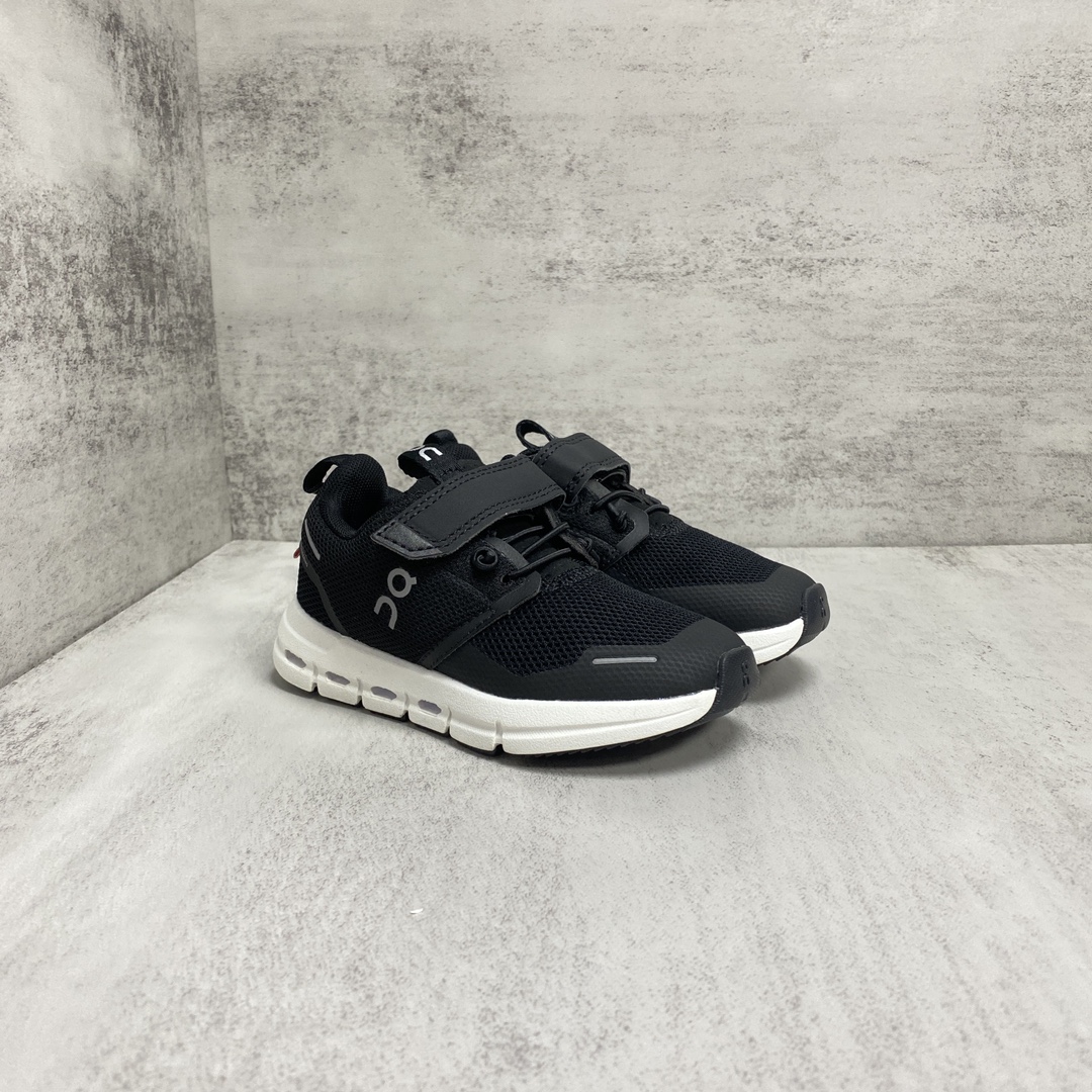 NO:811508,On | Cloud lay children's shoes, sizes 26 to 37, color black and white · Smaller Cloud module, lighter weight can also awaken sports performance · Cushioning performance extends from the heel to the midfoot, bringing extra stability · Wider grooves in the outsole to meet the needs of large-scale movements · Additional rubber gaskets are added to enhance durability · Laceless fastening system is easy for children to put on and take off independently, Onlay sneakers, sneakers,19860909On昂跑|Cloud lay 童鞋 码数26～37 颜色黑白 ·体积更小的Cloud 模块,较轻体重也可唤醒运动性能 ·缓震性能从后跟延伸至中足,带来额外的稳定性 ·外底更宽的沟槽,以满足大幅度的运动需求·增加额外橡胶垫片,加强耐久性 ·无系带的紧固系统便于孩童自主穿脱,昂跑运动鞋,sneakers,,Children's