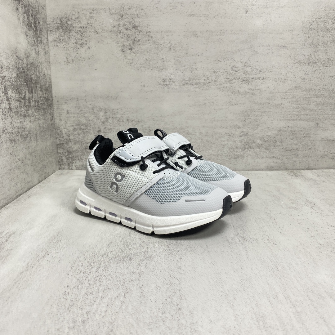 NO:811516,On | Cloud lay children's shoes, sizes 26 to 37, gray color · Smaller Cloud module, lighter weight can also awaken sports performance · Cushioning performance extends from the heel to the midfoot, bringing extra stability · Wider grooves in the outsole to meet the needs of large-scale movements · Additional rubber gaskets are added to enhance durability · Laceless fastening system makes it easy for children to put on and take off independently, Onlay sneakers, sneakers,19860909On昂跑|Cloud lay 童鞋 码数26～37 颜色灰色 ·体积更小的Cloud 模块,较轻体重也可唤醒运动性能 ·缓震性能从后跟延伸至中足,带来额外的稳定性 ·外底更宽的沟槽,以满足大幅度的运动需求·增加额外橡胶垫片,加强耐久性 ·无系带的紧固系统便于孩童自主穿脱,昂跑运动鞋,sneakers,,Children's