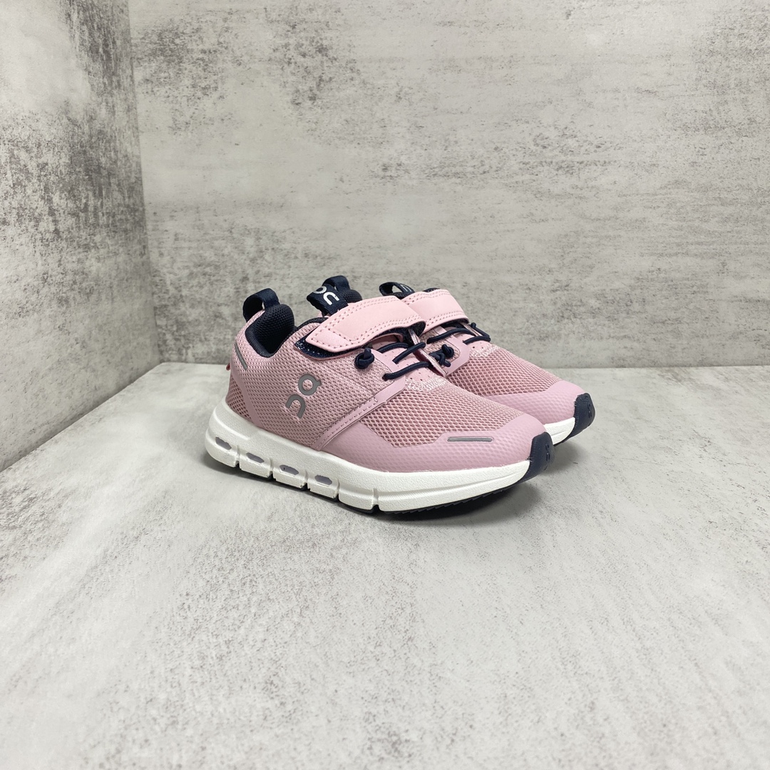 NO:811520,On | Cloud lay children's shoes, sizes 26 to 37, pink color · Smaller Cloud module, lighter weight can also awaken sports performance · Cushioning performance extends from the heel to the midfoot, bringing extra stability · Wider grooves in the outsole to meet the needs of large-scale movements · Additional rubber gaskets are added to enhance durability · Laceless fastening system makes it easy for children to put on and take off independently, Onlay sneakers, sneakers,19860909On昂跑|Cloud lay 童鞋 码数26～37 颜色粉色 ·体积更小的Cloud 模块,较轻体重也可唤醒运动性能 ·缓震性能从后跟延伸至中足,带来额外的稳定性 ·外底更宽的沟槽,以满足大幅度的运动需求·增加额外橡胶垫片,加强耐久性 ·无系带的紧固系统便于孩童自主穿脱,昂跑运动鞋,sneakers,,Children's