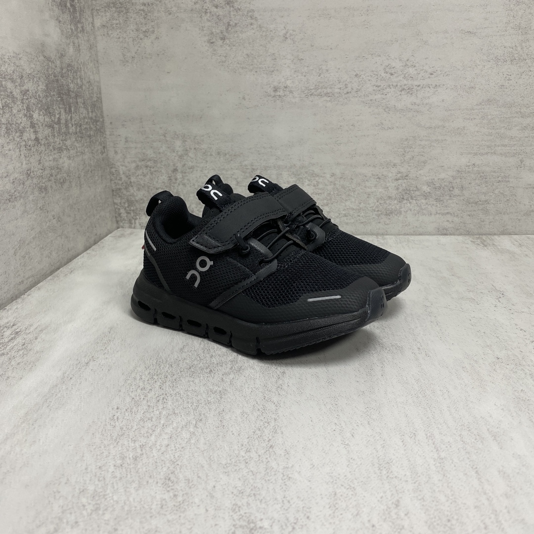 NO:811529,On | Cloud lay children's shoes, sizes 26 to 37, all black in color · Smaller Cloud module, lighter weight can also awaken sports performance · Cushioning performance extends from the heel to the midfoot, bringing extra stability · Wider grooves in the outsole to meet the needs of large-scale movements · Additional rubber gaskets are added to enhance durability · Laceless fastening system makes it easy for children to put on and take off independently, Onlay sneakers, sneakers,19860909On昂跑|Cloud lay 童鞋 码数26～37 颜色全黑 ·体积更小的Cloud 模块,较轻体重也可唤醒运动性能 ·缓震性能从后跟延伸至中足,带来额外的稳定性 ·外底更宽的沟槽,以满足大幅度的运动需求·增加额外橡胶垫片,加强耐久性 ·无系带的紧固系统便于孩童自主穿脱,昂跑运动鞋,sneakers,,Children's