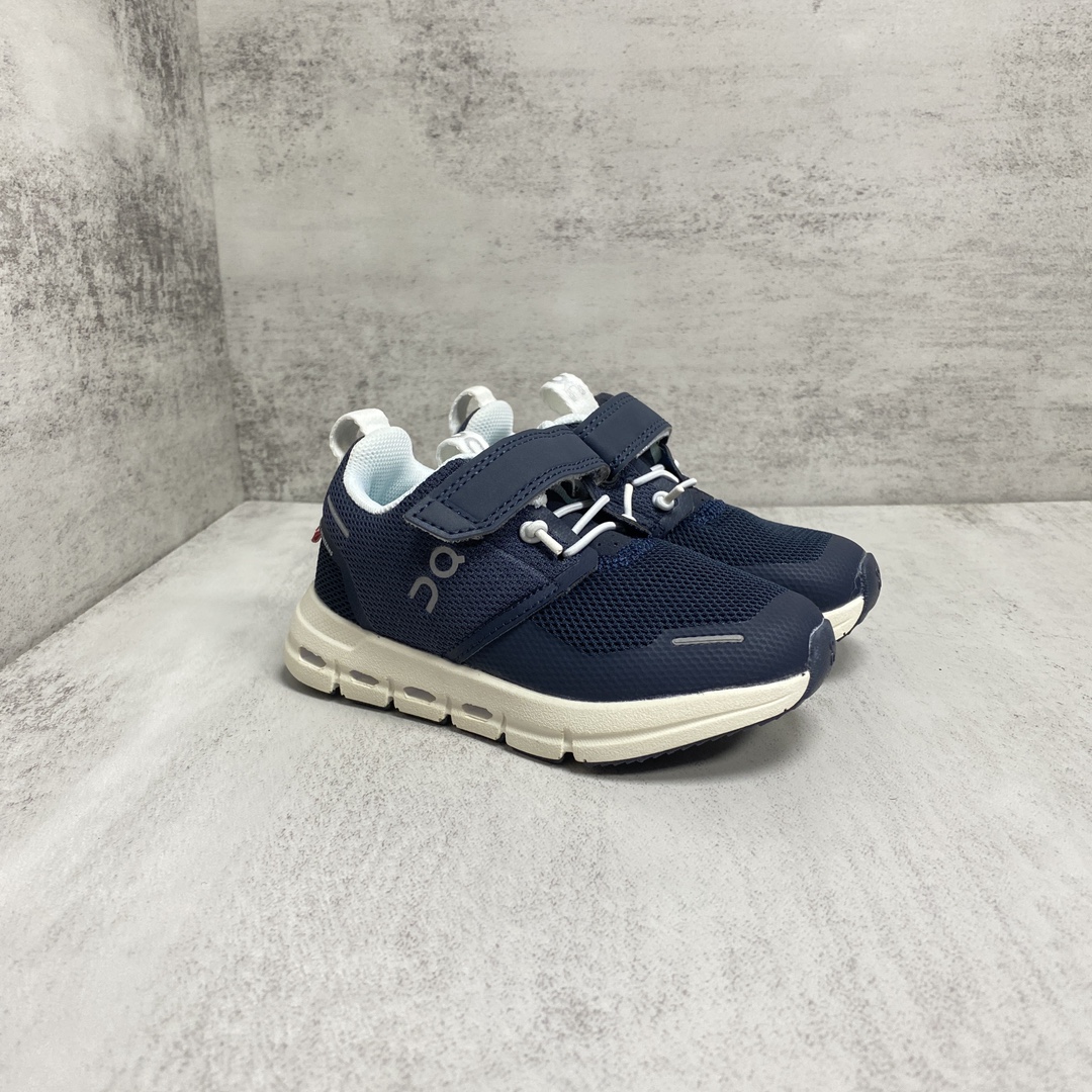 NO:811534,On | Cloud lay children's shoes, size 26 to 37, navy blue · Smaller Cloud module, lighter weight can also awaken sports performance · Cushioning performance extends from the heel to the midfoot, bringing extra stability · Wider grooves in the outsole to meet the needs of large-scale movements · Additional rubber gaskets are added to enhance durability · Laceless fastening system is easy for children to put on and take off independently, Onlay sneakers, sneakers,19860909On昂跑|Cloud lay 童鞋 码数26～37 颜色藏青色 ·体积更小的Cloud 模块,较轻体重也可唤醒运动性能 ·缓震性能从后跟延伸至中足,带来额外的稳定性 ·外底更宽的沟槽,以满足大幅度的运动需求·增加额外橡胶垫片,加强耐久性 ·无系带的紧固系统便于孩童自主穿脱,昂跑运动鞋,sneakers,,Children's
