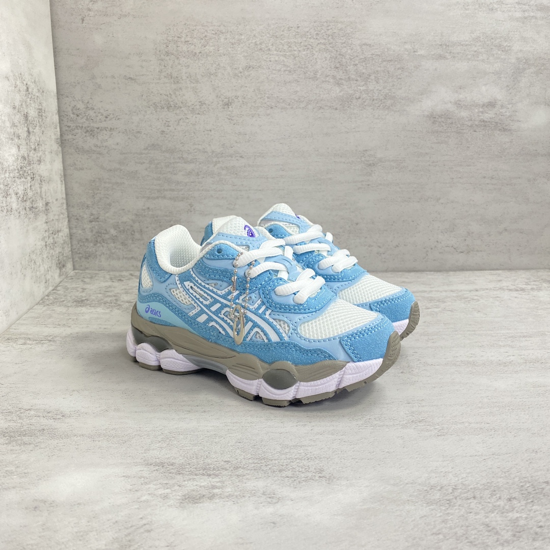 NO:893943,Asics GEL-NYC children's shoes, color blue and white, size 26~37, GEL-NYC shape is derived from ASICS' three classic running shoes. It retains the retro essence while creating its own characteristics. This GEL-NYC is textured and breathable and soft. The details of the upper are in place, and the full-length GEL cushioning rubber can provide a soft and comfortable wearing experience., ASICS, ASICS,19860909亚瑟士Asics GEL-NYC 童鞋  颜色蓝白 码数26～37 GEL-NYC造型源自于ASICS的三大经典跑鞋.在保留复古精髓的同时开创了自己的特色. 这款 GEL-NYC有质感的同时很透气柔软的鞋面细节很到位,全掌GEL缓震胶可以提供柔软舒适的穿着体验.,亚瑟士,ASICS,,Children's