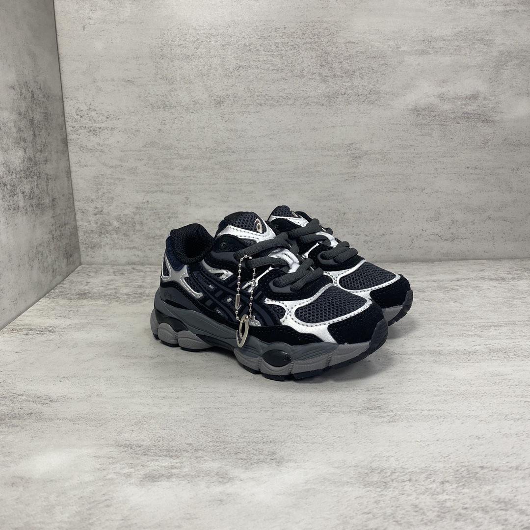 NO:893926,Asics GEL-NYC children's shoes, color black silver, size 26~37, GEL-NYC shape is derived from ASICS' three classic running shoes. It retains the retro essence while creating its own characteristics. This GEL-NYC is textured and breathable and soft. The details of the upper are in place, and the full-length GEL cushioning rubber can provide a soft and comfortable wearing experience., ASICS, ASICS,19860909亚瑟士Asics GEL-NYC 童鞋  颜色黑银 码数26～37 GEL-NYC造型源自于ASICS的三大经典跑鞋.在保留复古精髓的同时开创了自己的特色. 这款 GEL-NYC有质感的同时很透气柔软的鞋面细节很到位,全掌GEL缓震胶可以提供柔软舒适的穿着体验.,亚瑟士,ASICS,,Children's