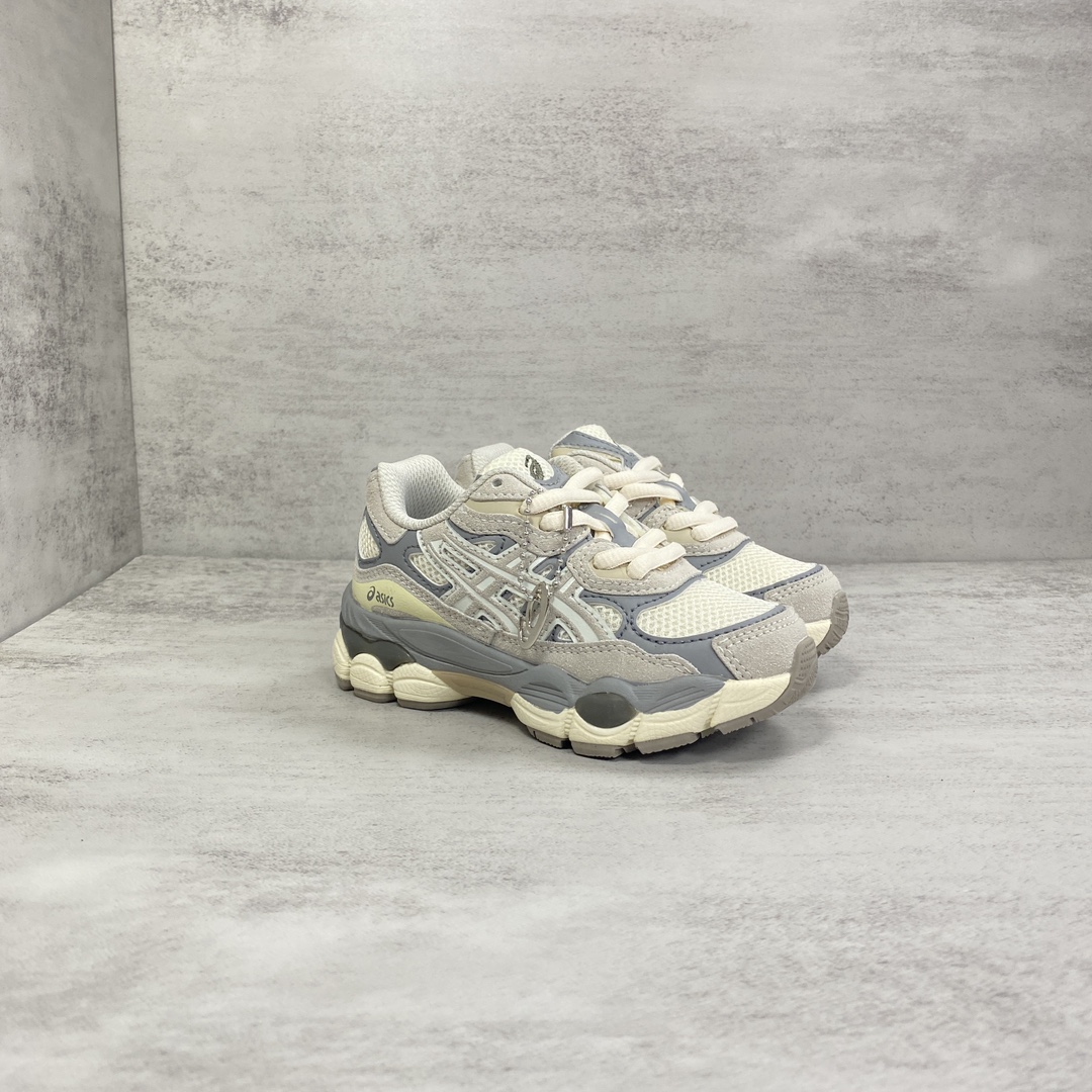 NO:893934,Asics GEL-NYC children's shoes, color beige, size 26 to 37. The shape of GEL-NYC is derived from ASICS' three classic running shoes. It retains the essence of retro while creating its own characteristics. This GEL-NYC is textured and very breathable and soft. The details of the upper are in place, and the full-length GEL cushioning rubber can provide a soft and comfortable wearing experience., ASICS, ASICS,19860909亚瑟士Asics GEL-NYC 童鞋  颜色米灰 码数26～37 GEL-NYC造型源自于ASICS的三大经典跑鞋.在保留复古精髓的同时开创了自己的特色. 这款 GEL-NYC有质感的同时很透气柔软的鞋面细节很到位,全掌GEL缓震胶可以提供柔软舒适的穿着体验.,亚瑟士,ASICS,,Children's