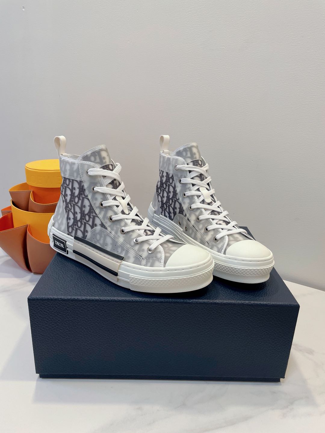 NO:262385,Low top, high top, men's size, the latest version of the counter, the latest shoe shape and the latest color Christian Dior & Hajime Sorayama Hokka 19s Dior Classic Series... 1 Latest open-model paired outsole, TPU material, glossy, pattern. logo craftsmanship. The large sole toe arc shape 2 Latest paired outsole fabric, craftsmanship and materials are replicated for the latest version, opening mold custom corns, round and flat style. The new version is still a bag-packing method. At the same time, there is a piece of leather material, and each pair of shoes is provided with a little bee metal pendant, special products for the counter VIP member!  Couple size 35-45 (45 custom made without return) Genuine custom-made pair packaging, casual shoes/sports shoes, dior, dior, sneakers19860909低帮 高帮 男码 升级专柜最新版本,最新鞋型最新颜色 Christian Dior ＆Hajime Sorayama 空山基19s迪奥经典系列…… 1最新开模对版大底,TPU材质,有光泽,花纹.logo 工艺.大底鞋头弧型 2最新对版面料,工艺和材质均复刻最新版型,开模订制鸡眼,圆扁型 新版本依旧是套包做法.同时有垫一块皮料,每一双鞋配送一个小蜜蜂金属挂件,专柜VIP会员特制品！ 情侣尺码 size 35-45（45订做不退换） 正品定制对版包装,休闲鞋/运动鞋,dior,dior,sneakers,Women's Shoes