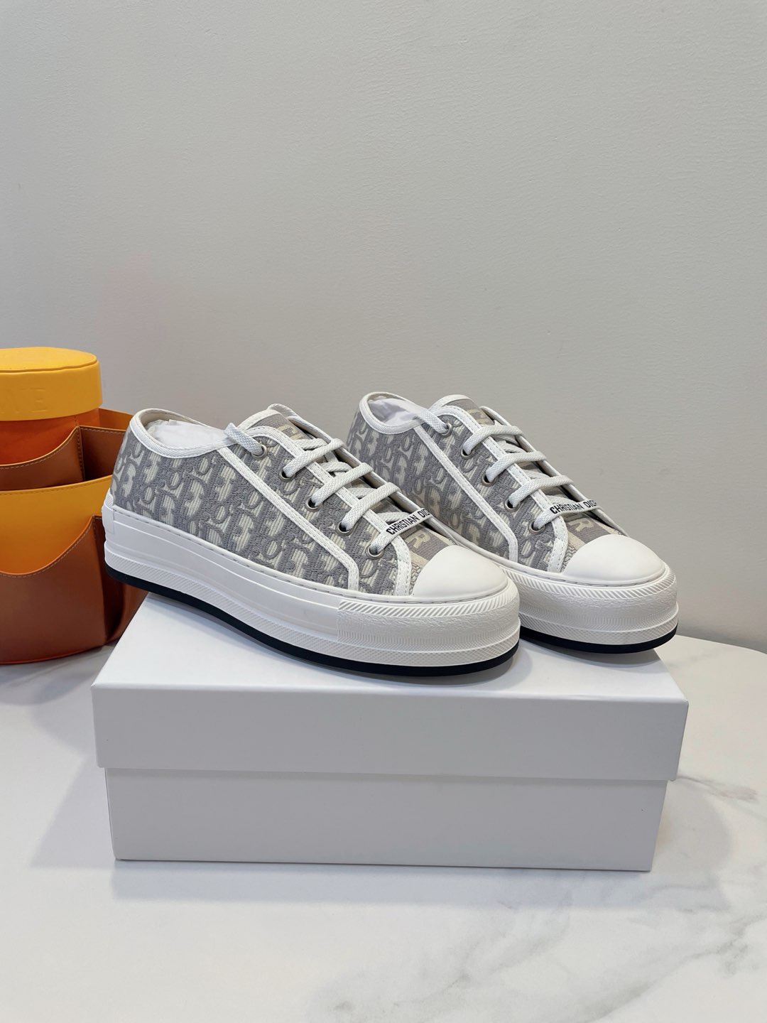 NO:262359,Upgrade the top high-end version, with one-to-one counters, and the details and lines are perfect!  Dior 2025’ss sneakers Dior Italian classic crafts are fully launched Internet celebrities comparable to canvas shoes. Original empty rubber environmental protection method, smooth and natural edges of the sole, uniform and delicate line of the sole, bagging process, cowhide steel stamp under the footbed, produced in italy footbed, integrated injection molding, rubber-free fit, original original mold rubber sole, imported twill canvas, inner top sheepskin footbed silk cowhide, size 35-40, counter original box packaging, casual shoes/sports shoes semi-trail, dior, dior, sneakers, cowhide, sheepskin19860909升级顶级高端版本,专柜一比一,细节线条做到极致！ Dior 2025’ss sneakers 迪奥 意大利经典工艺全面上线网红媲美帆布鞋 原版空胶环保做法,鞋底边沿流畅自然,鞋底车线均匀,细致,套包工艺,垫脚下方垫牛皮钢印产地 made in italy 垫脚为一体注塑,无胶贴合 大底原版原模橡胶鞋底 面料进口斜纹帆布 内里顶级羊皮 垫脚丝绸牛皮 码数35-40 专柜原盒包装,休闲鞋/运动鞋半拖,dior,dior,sneakers,cowhide,sheepskin,Women's Shoes