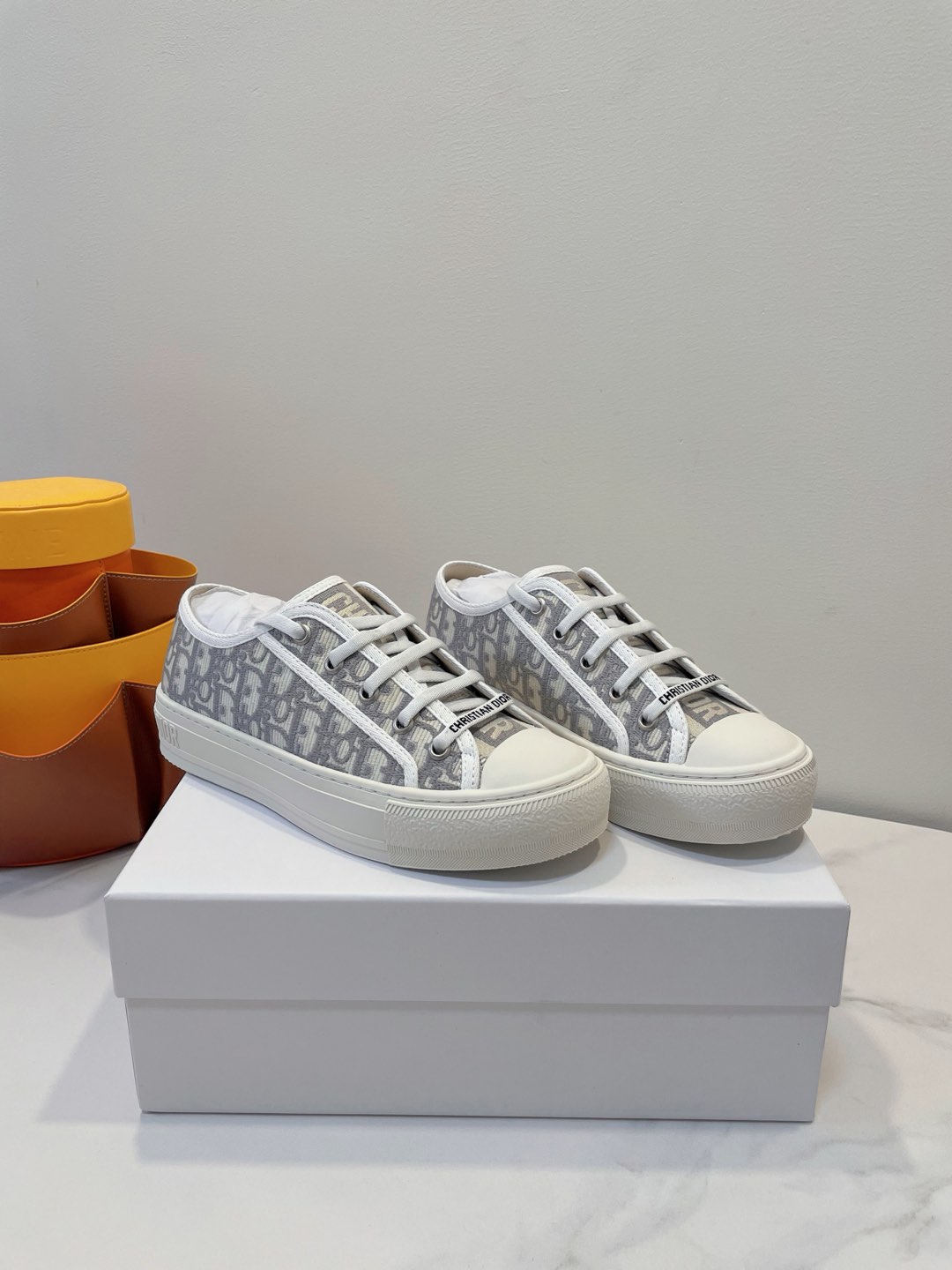 NO:262363,Upgrade the top high-end version, with one-to-one counters, and the details and lines are perfect!  Dior 2025’ss sneakers Dior Italian classic crafts are fully launched Internet celebrities comparable to canvas shoes. Original empty rubber environmental protection method, smooth and natural edges of the sole, uniform and delicate line of the sole, bagging process, cowhide steel stamp under the footbed, produced in italy footbed, integrated injection molding, rubber-free fit, original original mold rubber sole, imported twill canvas, inner top sheepskin footbed silk cowhide, size 35-40, counter original box packaging, casual shoes/sports shoes semi-trail, dior, dior, sneakers, cowhide, sheepskin19860909升级顶级高端版本,专柜一比一,细节线条做到极致！ Dior 2025’ss sneakers 迪奥 意大利经典工艺全面上线网红媲美帆布鞋 原版空胶环保做法,鞋底边沿流畅自然,鞋底车线均匀,细致,套包工艺,垫脚下方垫牛皮钢印产地 made in italy 垫脚为一体注塑,无胶贴合 大底原版原模橡胶鞋底 面料进口斜纹帆布 内里顶级羊皮 垫脚丝绸牛皮 码数35-40 专柜原盒包装,休闲鞋/运动鞋半拖,dior,dior,sneakers,cowhide,sheepskin,Women's Shoes