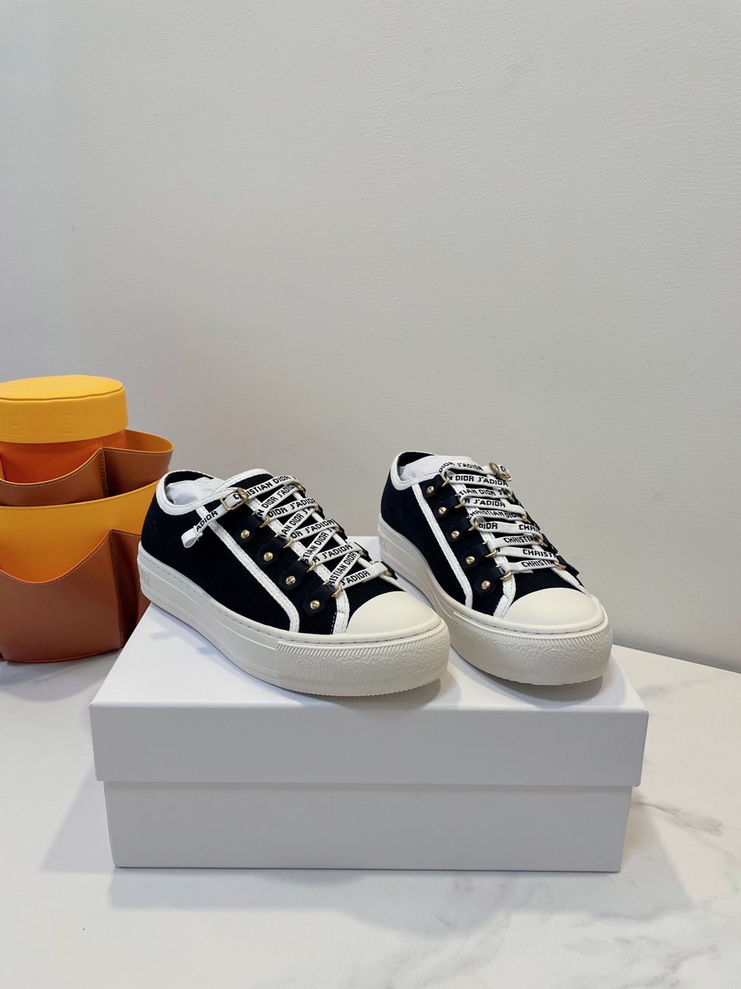 NO:262370,Upgrade the top high-end version, with one-to-one counters, and the details and lines are perfect!  Dior 2025’ss sneakers Dior Italian classic crafts are fully launched Internet celebrities comparable to canvas shoes. Original empty rubber environmental protection method, smooth and natural edges of the sole, uniform and delicate line of the sole, bagging process, cowhide steel stamp under the footbed, produced in italy footbed, integrated injection molding, rubber-free fit, original original mold rubber sole, imported twill canvas, inner top sheepskin footbed silk cowhide, size 35-40, counter original box packaging, casual shoes/sports shoes semi-trail, dior, dior, sneakers, cowhide, sheepskin19860909升级顶级高端版本,专柜一比一,细节线条做到极致！ Dior 2025’ss sneakers 迪奥 意大利经典工艺全面上线网红媲美帆布鞋 原版空胶环保做法,鞋底边沿流畅自然,鞋底车线均匀,细致,套包工艺,垫脚下方垫牛皮钢印产地 made in italy 垫脚为一体注塑,无胶贴合 大底原版原模橡胶鞋底 面料进口斜纹帆布 内里顶级羊皮 垫脚丝绸牛皮 码数35-40 专柜原盒包装,休闲鞋/运动鞋半拖,dior,dior,sneakers,cowhide,sheepskin,Women's Shoes