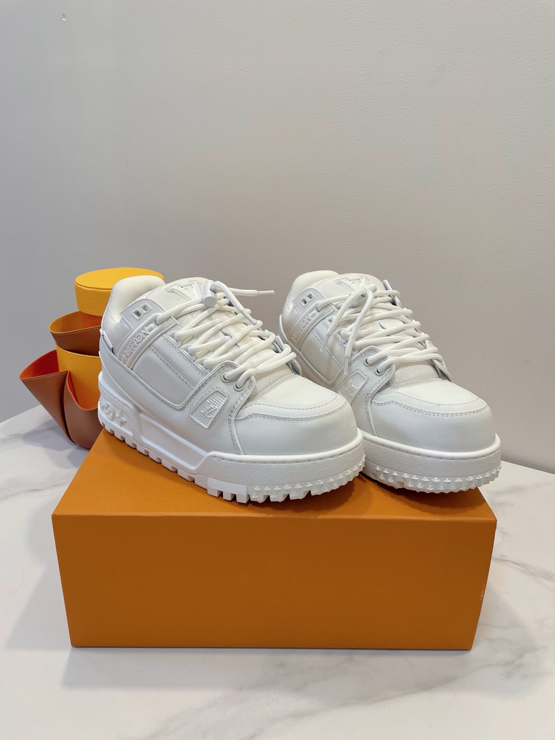 NO:382838,LV Trainer Maxi Little Pang Ding Chowdudu series bread shoes Paris fashion show style, imported customized fine soft calfskin, combined with rough and thick fabric shoelaces, colorful original fastener brand classic elements, highly anticipated hot bread shoes once again full of traffic, many must-have products from internet celebrity bloggers, three-dimensional and full color bread shoes, and the super large version reinterprets Virgil Abloh hot lv sports fashion shoes, perfectly increasing height by 5cm, men and women size 35-45 original accessories packaging, casual shoes/sports shoes, louis vuitton, sneakers, cowhide19860909LV Trainer Maxi 小胖丁胖嘟嘟系列面包鞋 巴黎时尚走秀款,进口订制细柔小牛皮,结合粗犷厚实织物鞋带,缤纷原配扣件品牌经典元素,备受瞩目火热面包鞋再次拉满流量,众多网红博主必备尚品,立体饱满的彩色面包鞋身,超大版型重新诠解了Virgil Abloh大热lv运动时装鞋,完美增高5cm 男女尺码 size 35-45 原配件包装,休闲鞋/运动鞋,louis vuitton,sneakers,cowhide,Women's Shoes