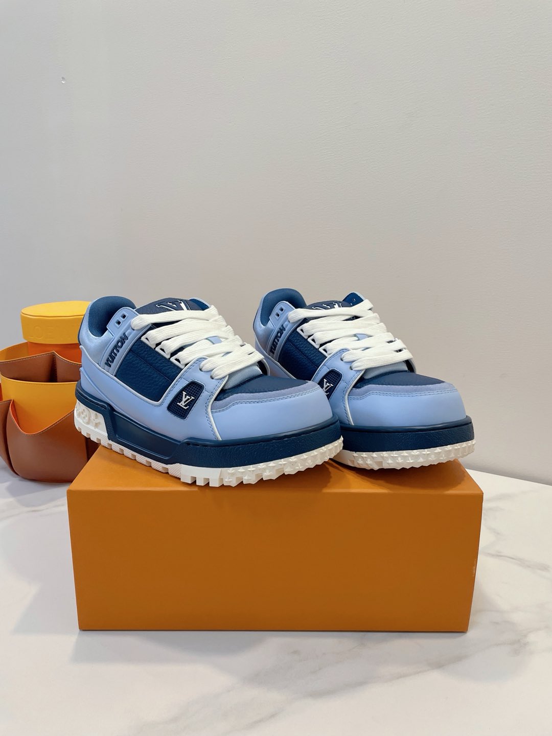 NO:382849,LV Trainer Maxi Little Pang Ding Chowdudu series bread shoes Paris fashion show style, imported customized fine soft calfskin, combined with rough and thick fabric shoelaces, colorful original fastener brand classic elements, highly anticipated hot bread shoes once again full of traffic, many must-have products from internet celebrity bloggers, three-dimensional and full color bread shoes, and the super large version reinterprets Virgil Abloh hot lv sports fashion shoes, perfectly increasing height by 5cm, men and women size 35-45 original accessories packaging, casual shoes/sports shoes, louis vuitton, sneakers, cowhide19860909LV Trainer Maxi 小胖丁胖嘟嘟系列面包鞋 巴黎时尚走秀款,进口订制细柔小牛皮,结合粗犷厚实织物鞋带,缤纷原配扣件品牌经典元素,备受瞩目火热面包鞋再次拉满流量,众多网红博主必备尚品,立体饱满的彩色面包鞋身,超大版型重新诠解了Virgil Abloh大热lv运动时装鞋,完美增高5cm 男女尺码 size 35-45 原配件包装,休闲鞋/运动鞋,louis vuitton,sneakers,cowhide,Women's Shoes