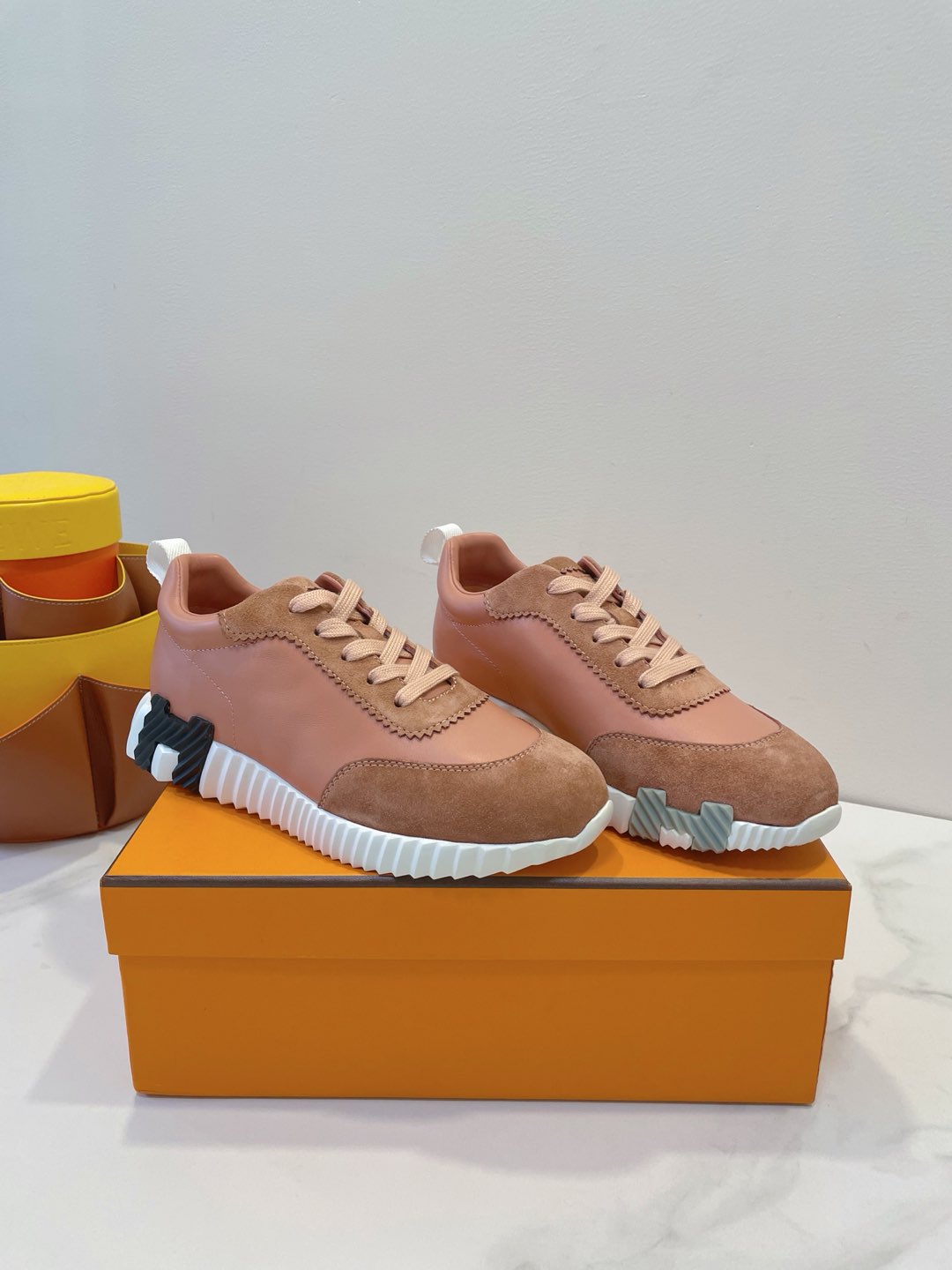 NO:382889,Only high-end, we are so persistent! Herme* Paris Lazy and casual in, open and beautiful, simple is style, high-end and comfortable! Elegant outfits, highly recommended by the cabinet sister! A variety of top-level high-end materials, carefully selected, always following the original details and craftsmanship style. Mix and match a variety of fabrics, cowhide, sheep skin, fine hole mesh, medium hole mesh, striped mesh, inner footbed cowhide Size 35-40 counter consistent accessories packaging! ,casual shoes/sports shoes,hermes,hermes,sneakers,cowhide,sheep19860909只有高端,我们如此执著！ Herme* Paris 爱马仕 慵懒又随意in,大大方方美丽,简单就是风范,高级、舒适！ 高雅穿搭,柜姐强烈推荐！ 多种顶级高端材质,精挑细选,一直遵循原版细节和工艺风格 多种面料混搭,牛皮,羊猄皮,细孔网纱,中孔网纱,条纹网纱,内里垫脚牛皮 Size 35-40 专柜一致配件包装！,休闲鞋/运动鞋,hermes,hermes,sneakers,cowhide,sheep,Women's Shoes